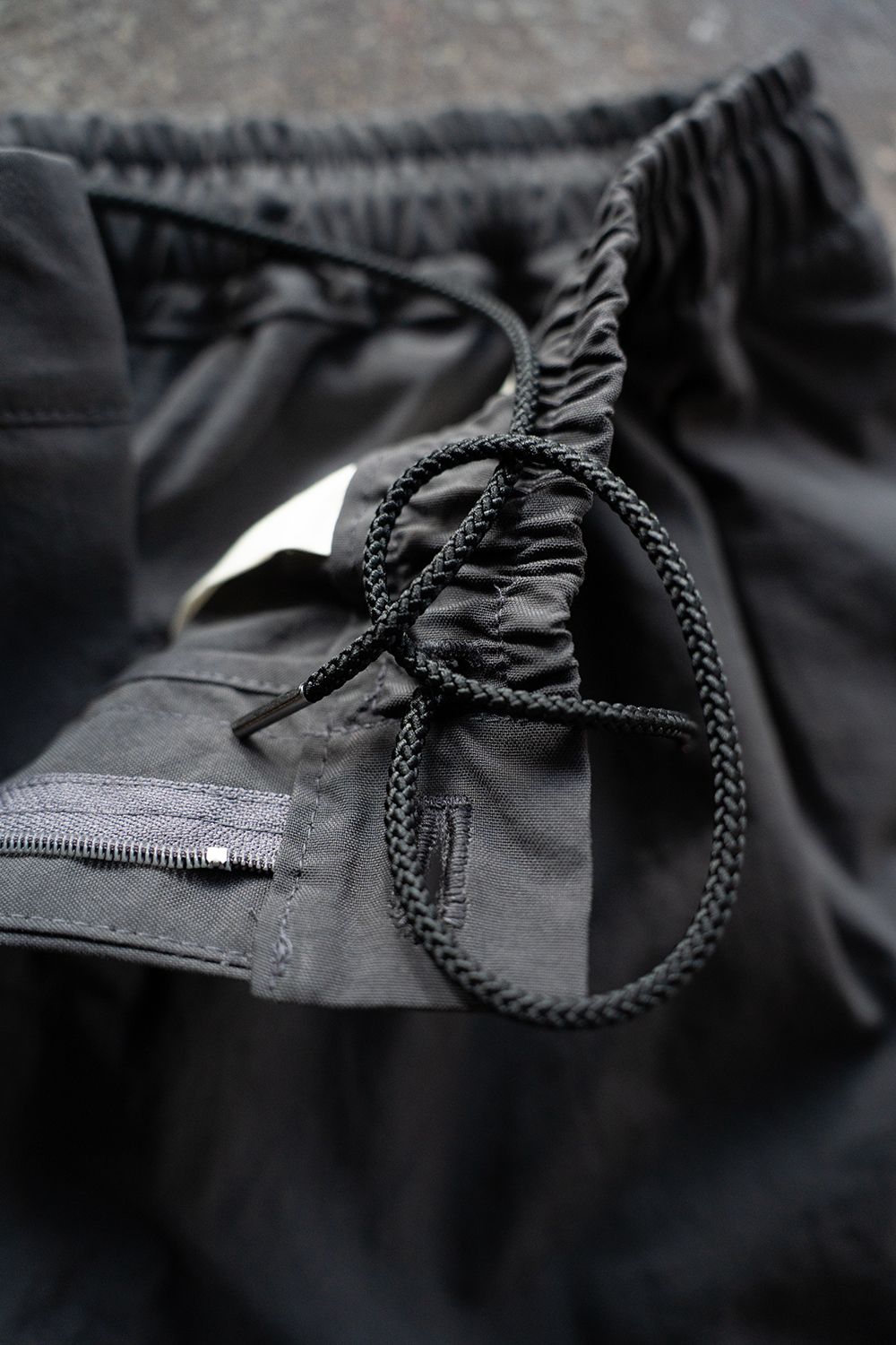 【25AW】タスランナイロンニータックイージーパンツ(CHARCOAL)