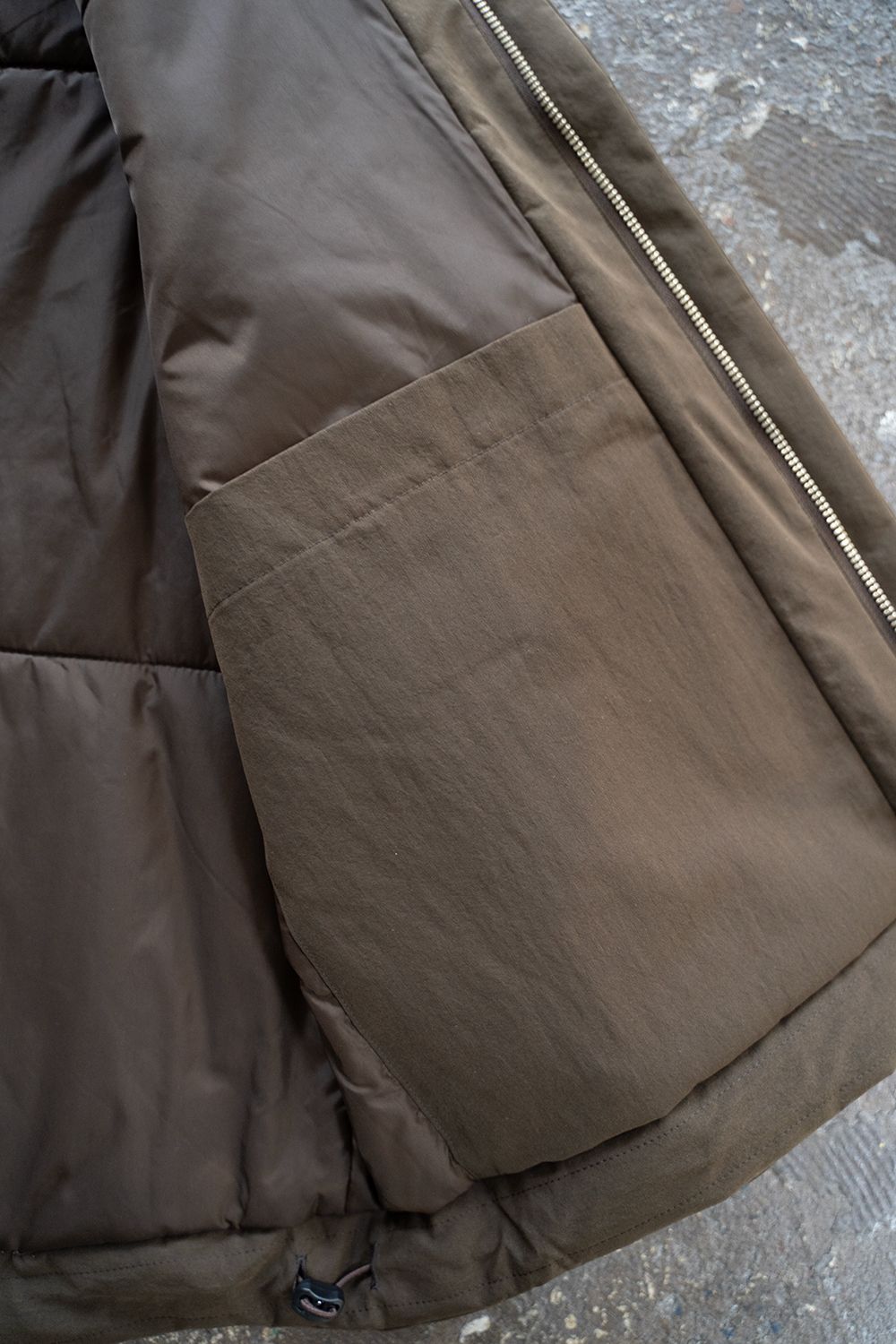 【ラスト1点】【24AW】撥水シンサレートスタンドカラーベスト(BROWN)