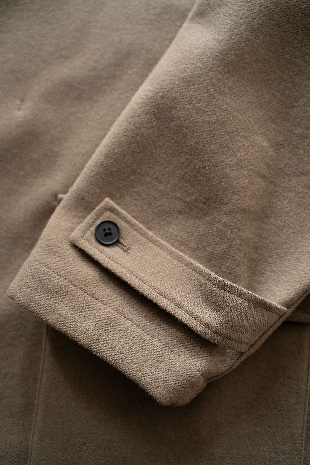 【25AW】ウール×ナイロンステンカラーコート(KHAKI BEIGE)