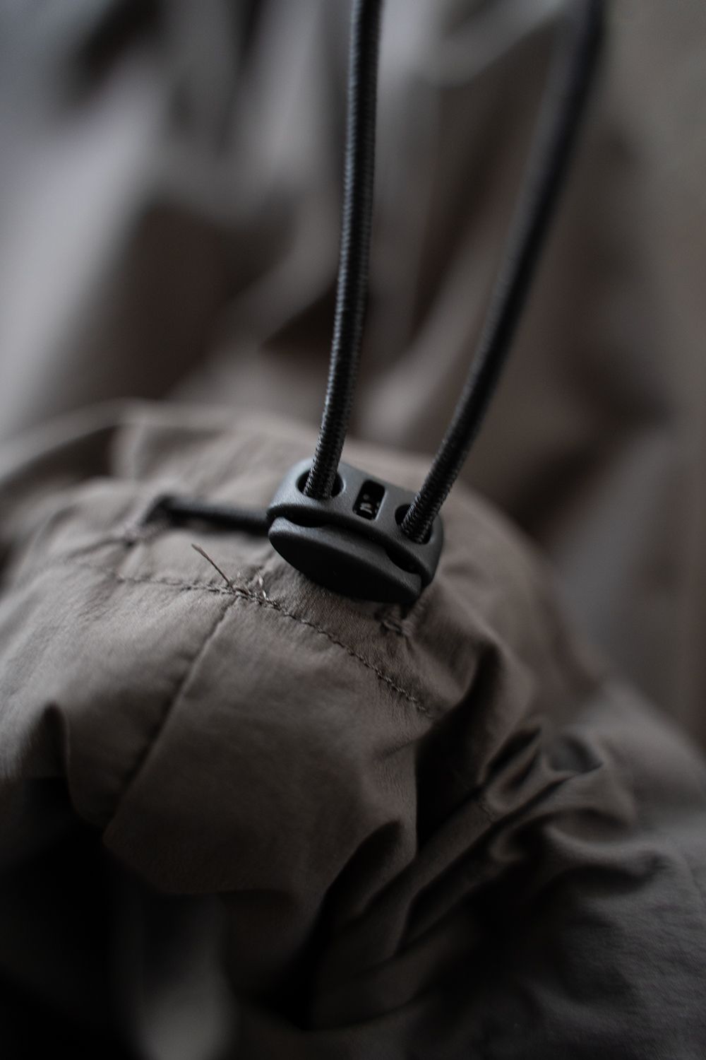 【ラスト1点】【24AW】シンサレートプルオーバーベスト(CHARCOAL BROWN)