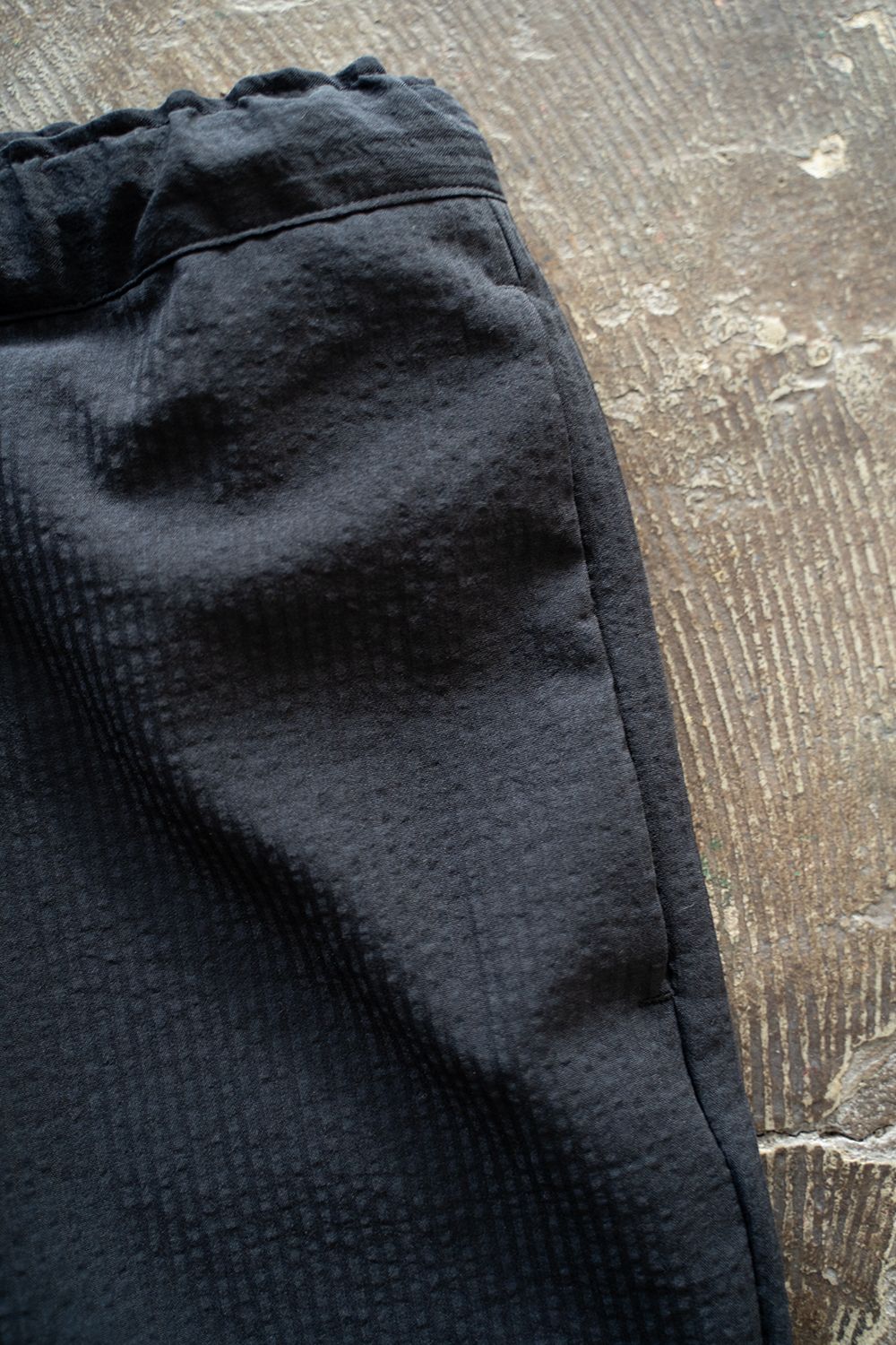 【ラスト1点】【24SS】強撚ポリエステルシアサッカーイージーパンツ(NAVY)