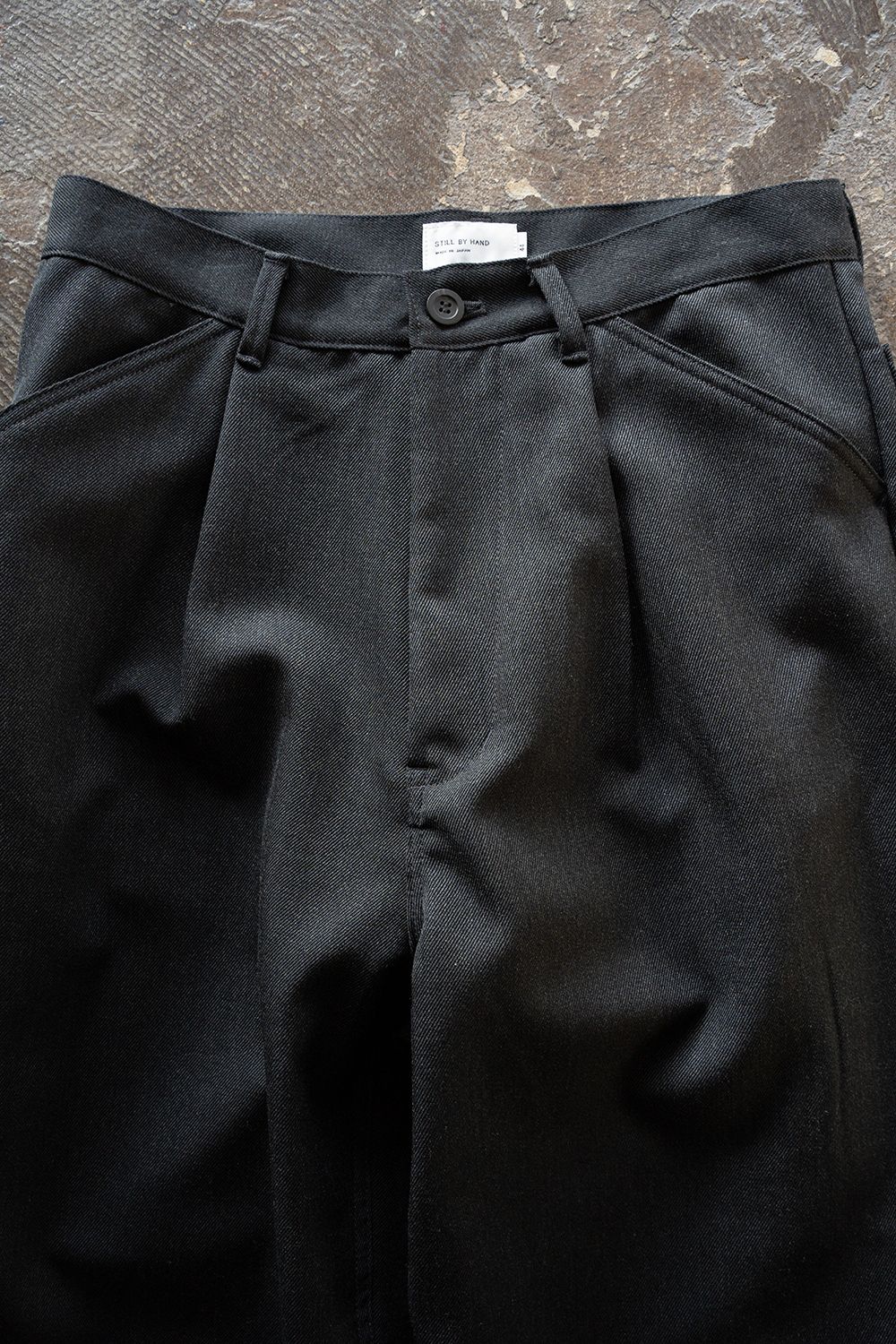 【26AW】ウールサージワンタックパンツ(CHARCOAL)