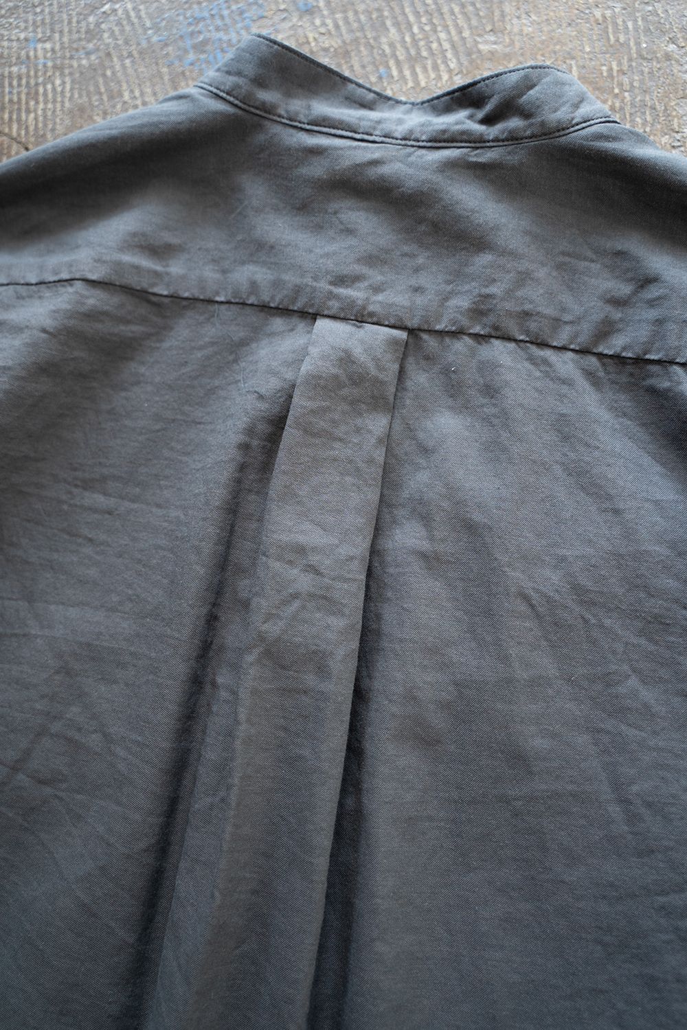 【ラスト1点】【23SS】シルク混両胸ポケットバンドカラーシャツ(CHARCOAL)