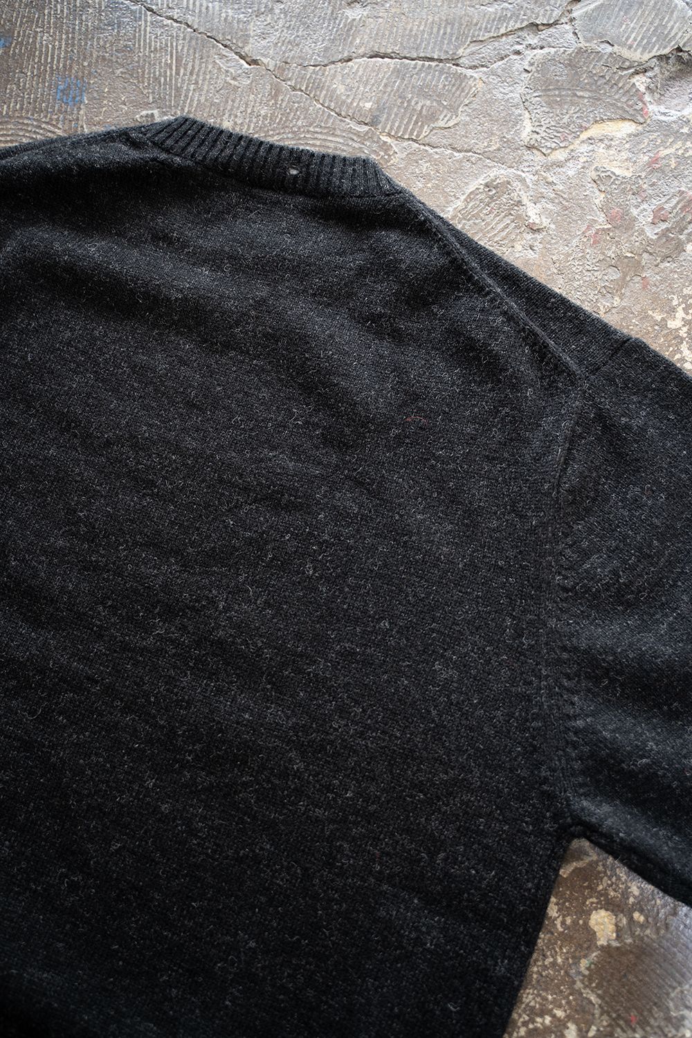 【25AW】ダメージクルーネックニット(DARK CHARCOAL)