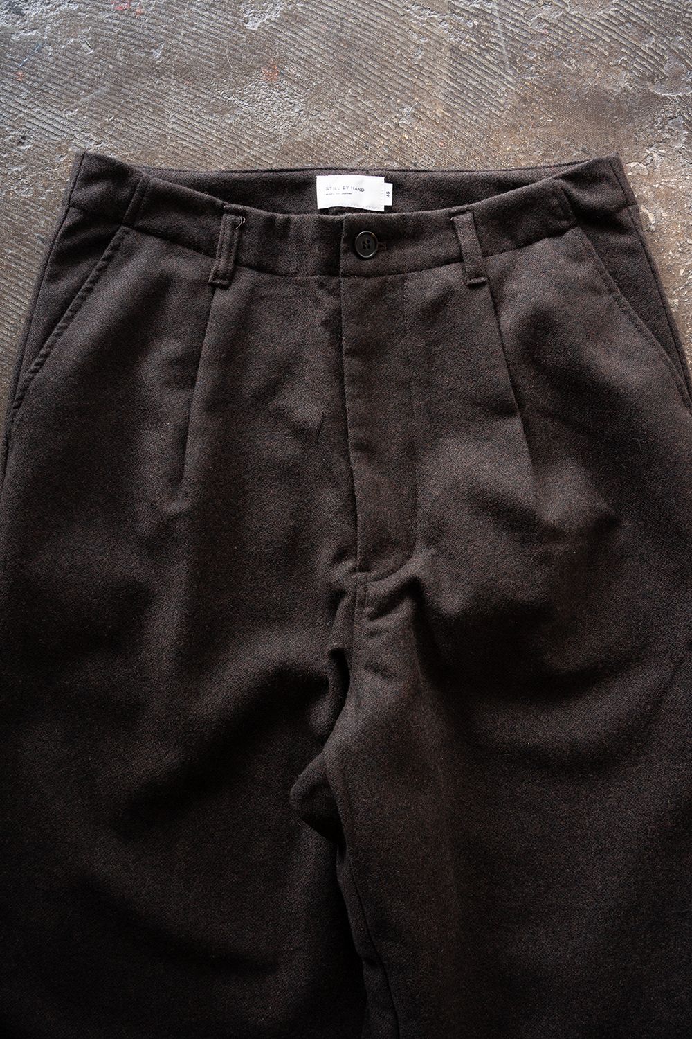 【26AW】ウール×ナイロンワンタックパンツ(DARK BROWN)