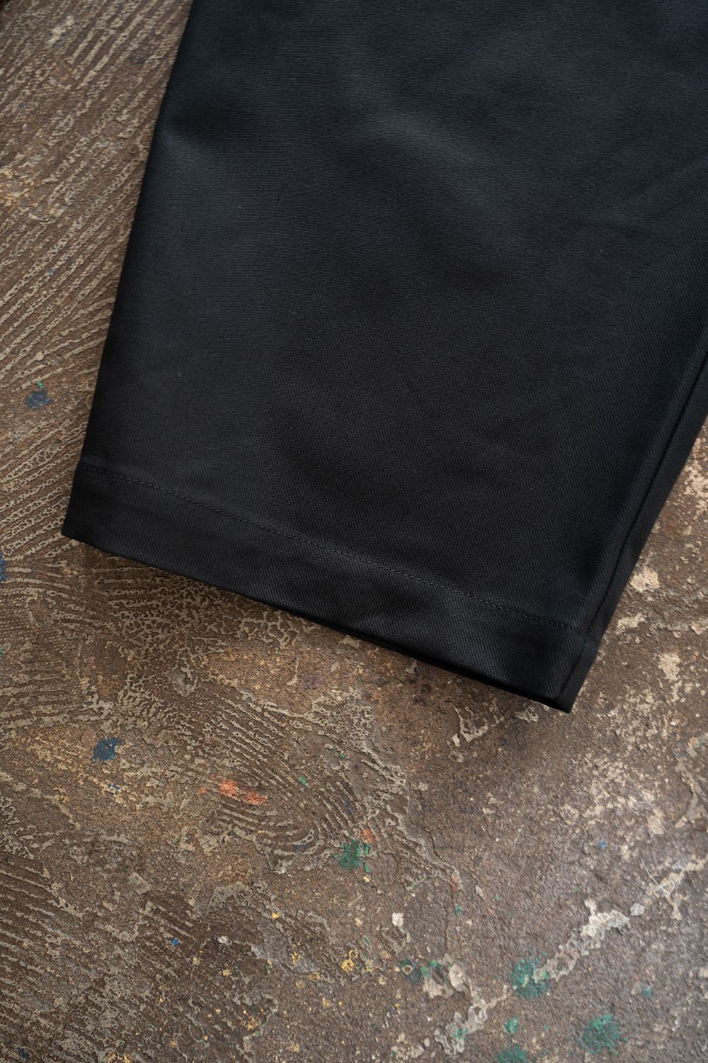 【26AW】コットンツイル2タックテーパードパンツ(BLACK NAVY)