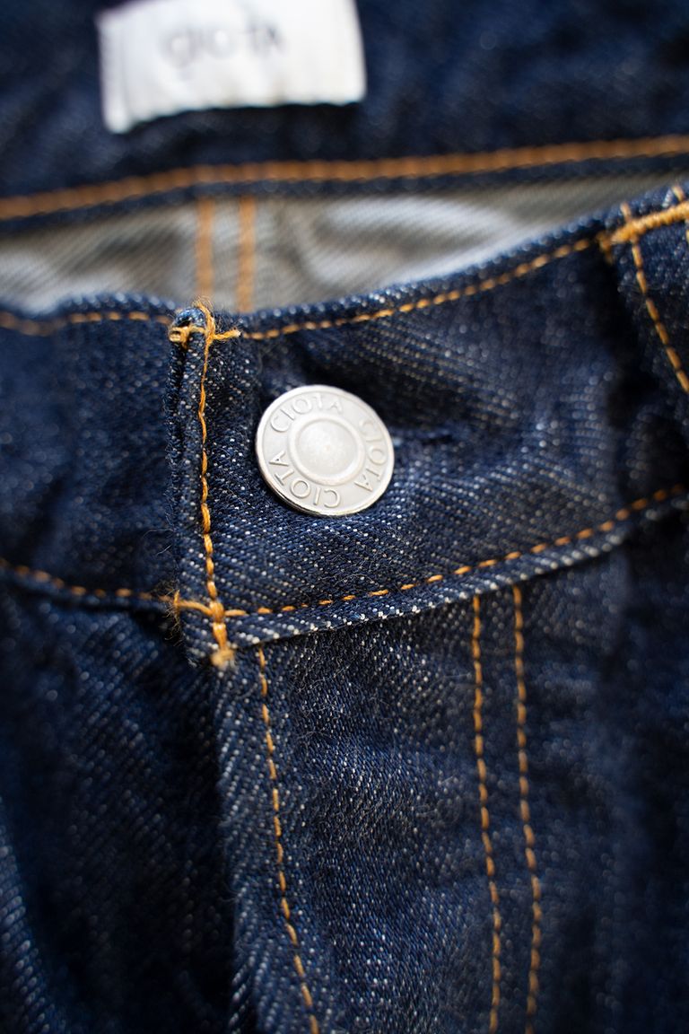 ボタンには「CIOTA」の刻印。