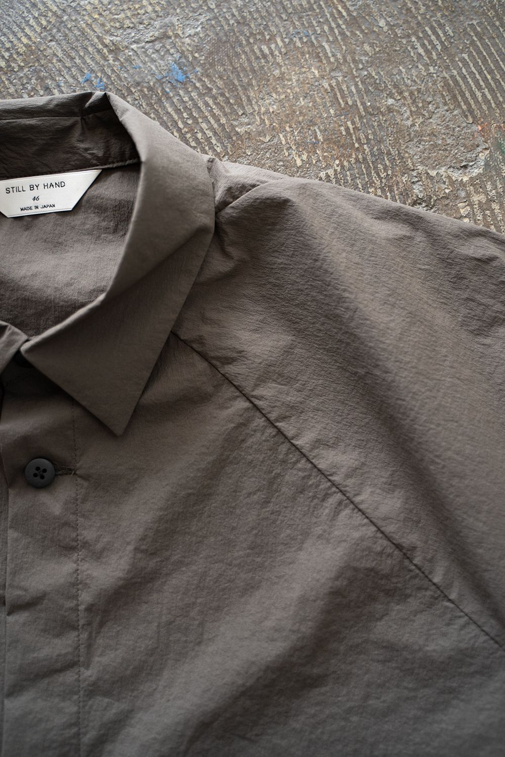 【ラスト1点】【25SS】ストレッチナイロン変形スリーブ半袖シャツ(CHARCOAL BROWN)