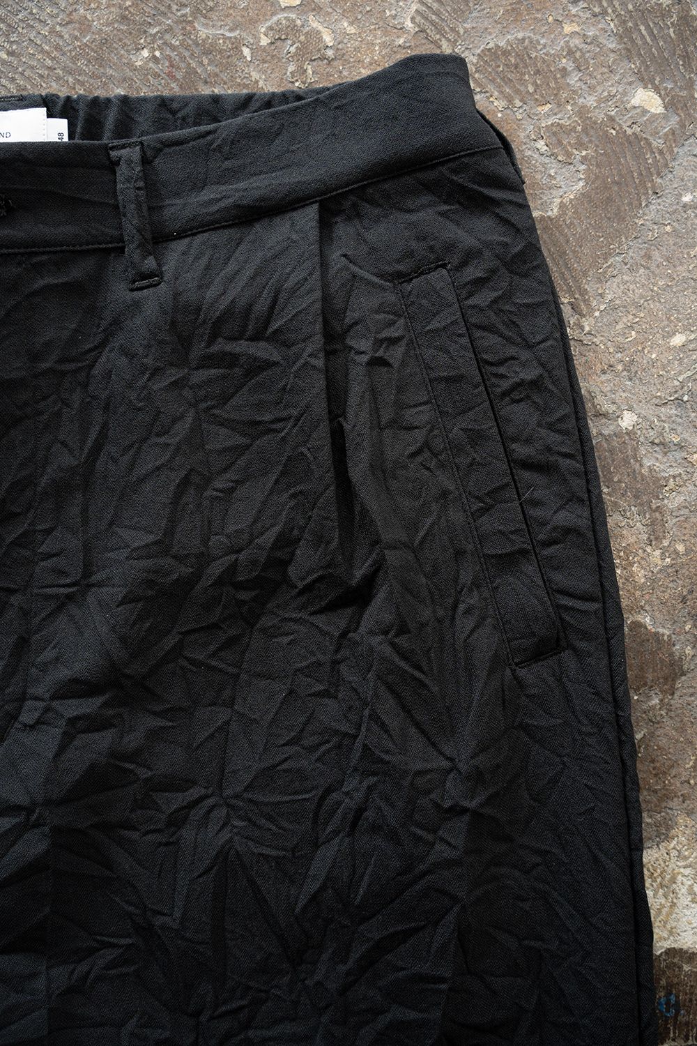 【26AW】先染めポリエステルタックテーパードパンツ(BLACK)