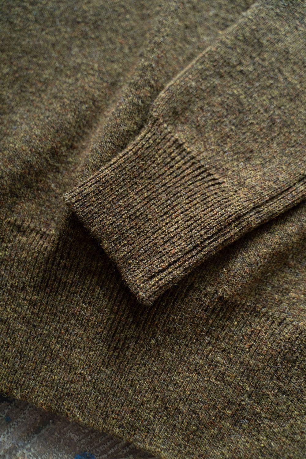 【ラスト1点】Hard twisted Shetlandwool cross V neck sweater(KHAKI)