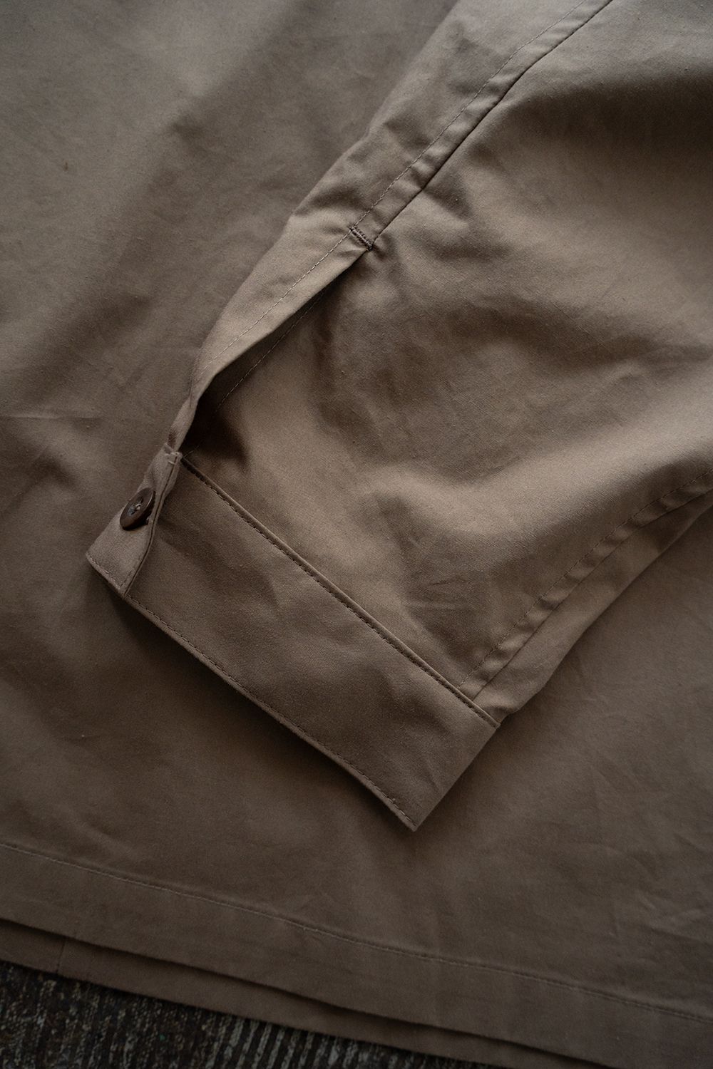 【26SS】コットン×シルクタイプライタースキッパーシャツ(MOCHA BEIGE)