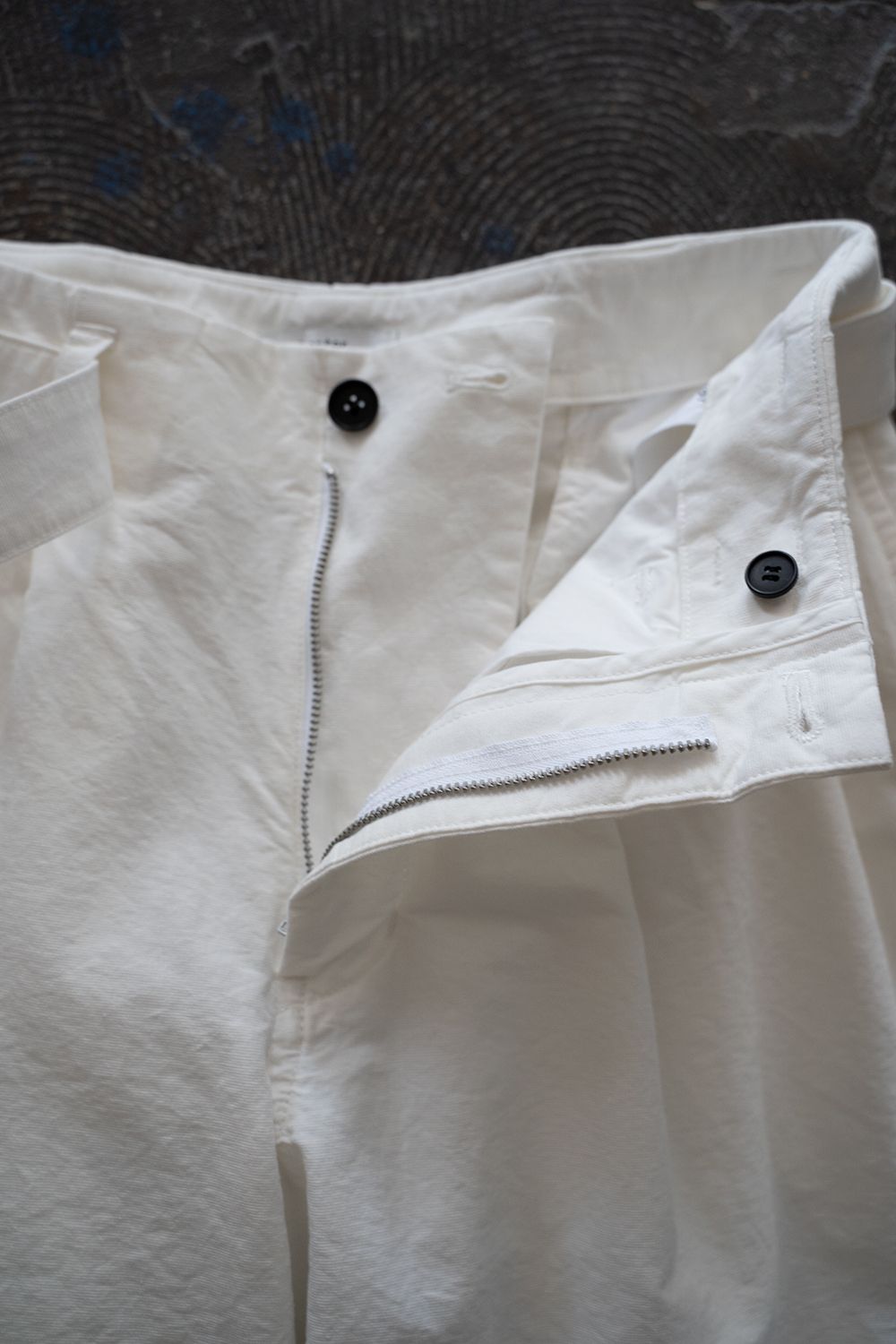 【ラスト1点】【22SS】Belted Back Pleat Pants(OFF WHITE)