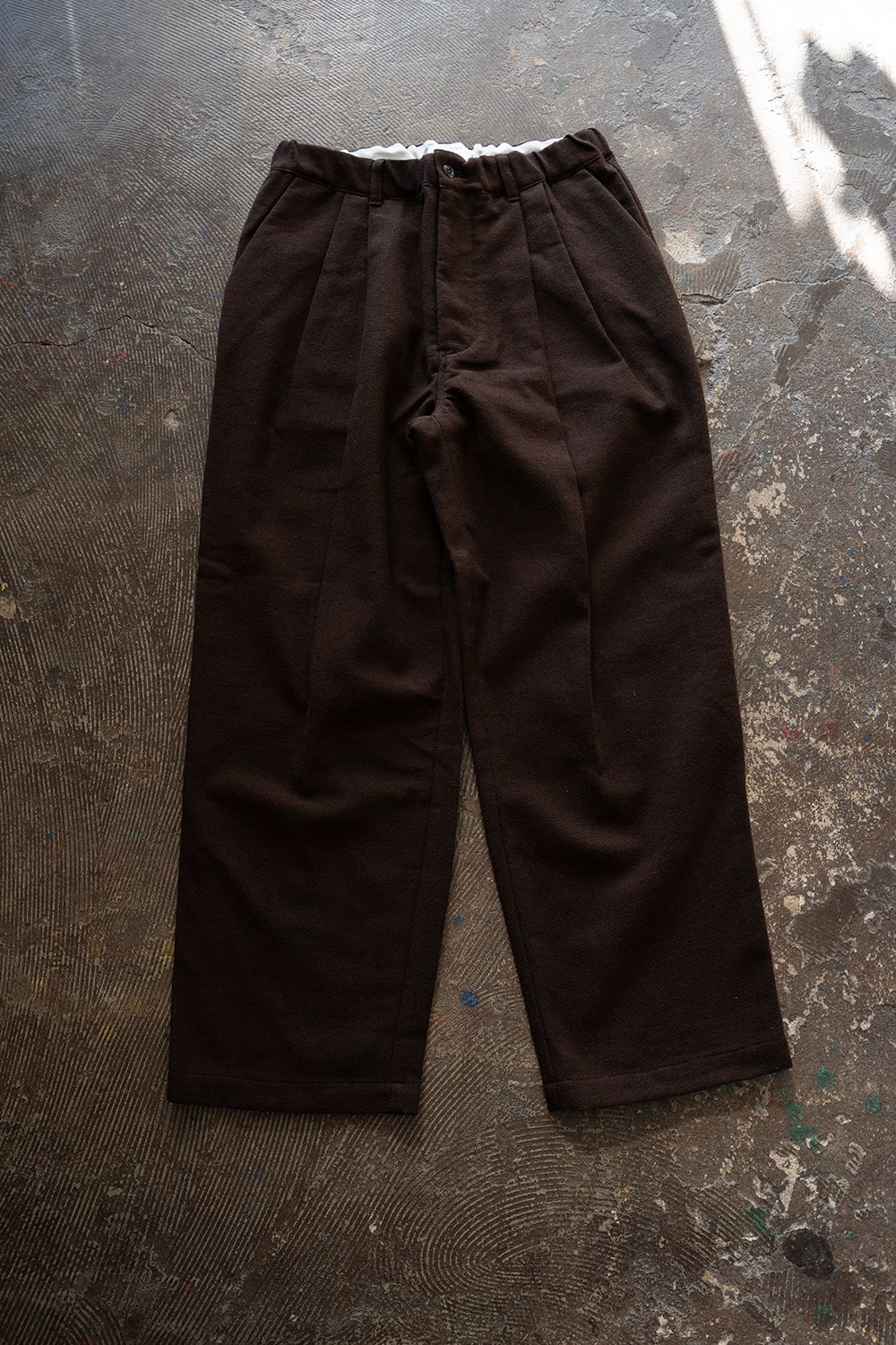 【26AW】コットン×ウールカルゼ2タックイージーパンツ(DARK BROWN)