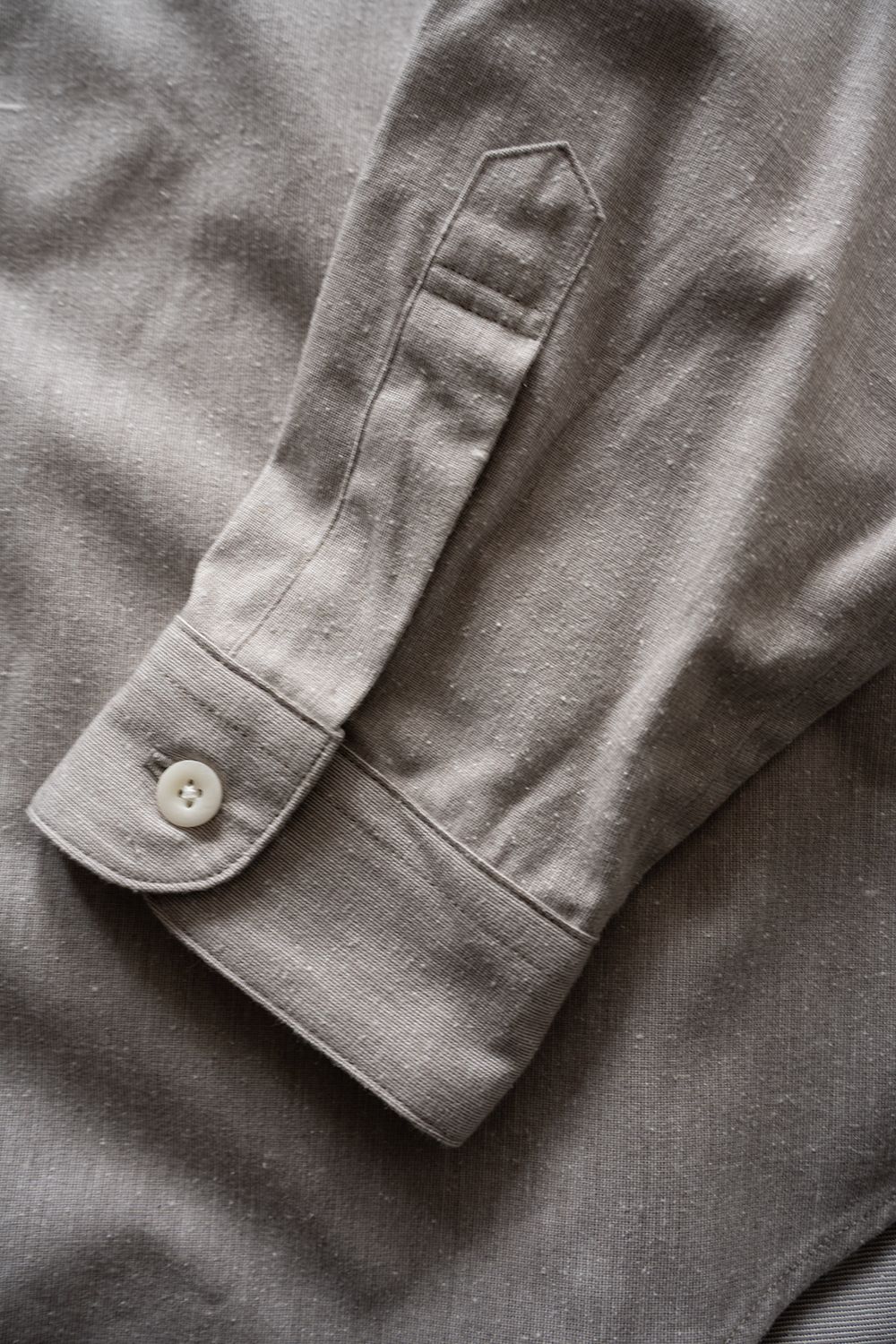 【26AW】コットン×シルクバンドカラーシャツ(GREY)