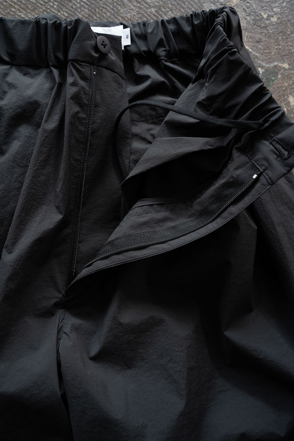 【26SS】ストレッチナイロンテーパードパンツ(CHARCOAL)