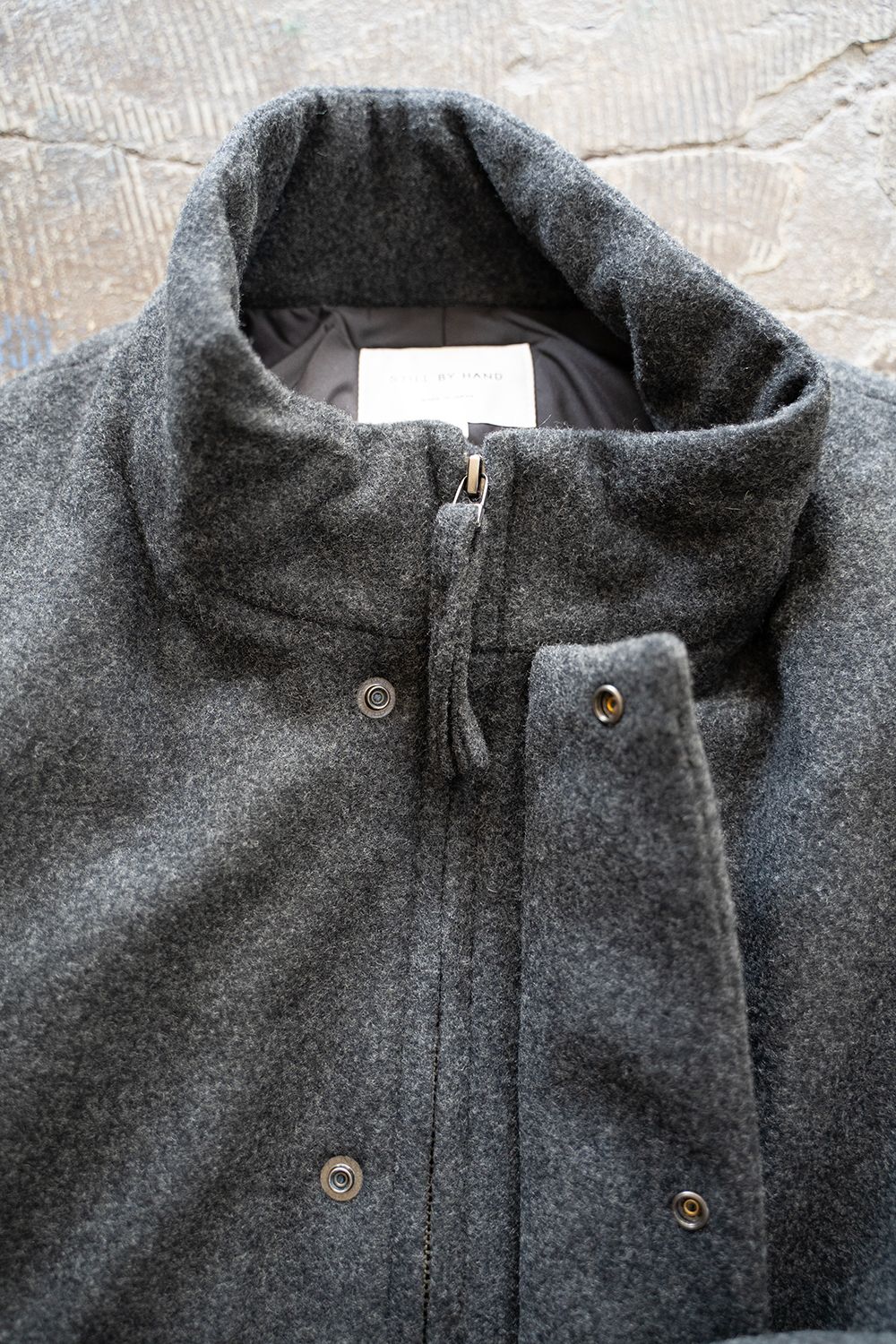 【25AW】ラムウールシンサレートスタンドカラーブルゾン(CHARCOAL)