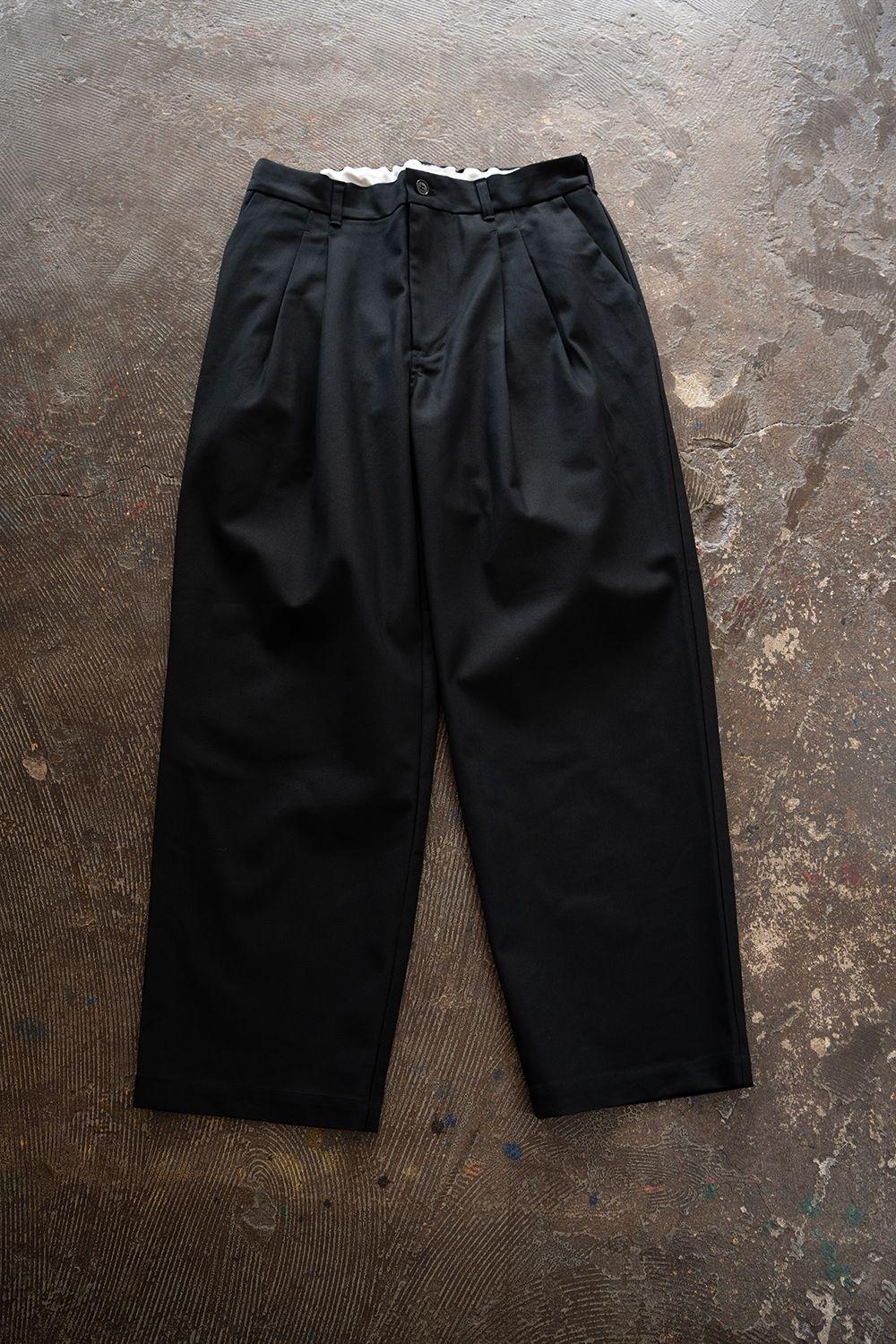 【26AW】コットンツイル2タックテーパードパンツ(BLACK NAVY)