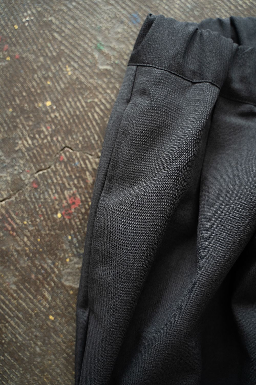 【ラスト1点】【24SS】ウォッシャブルウール混2タックイージースラックス(CHARCOAL)