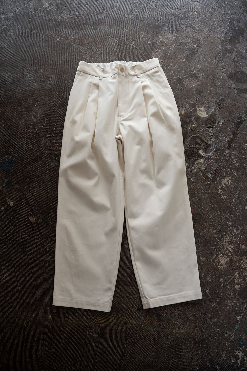 【26AW】コットンツイル2タックテーパードパンツ(IVORY)