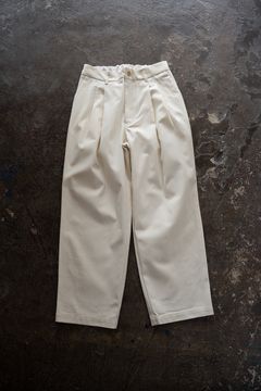 【26AW】コットンツイル2タックテーパードパンツ(IVORY)