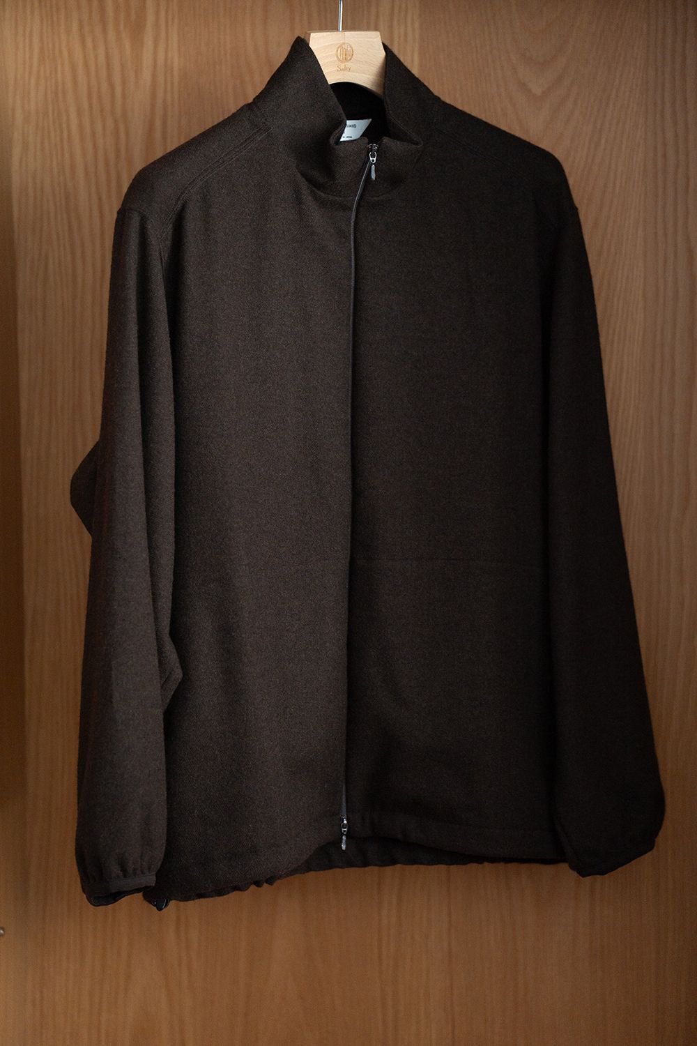 【新品】25SS Cleven Aris ジップジャケットブルゾン 38ブラック STILL BY HAND - 【26AW】カシミア混ジップブルゾン(DARK BROWN) | Salty