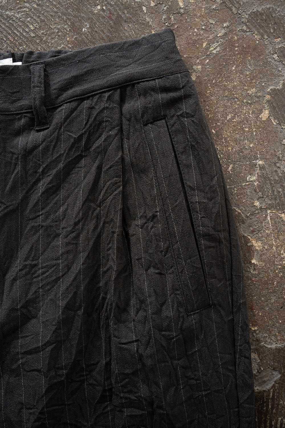 【26AW】先染めポリエステルタックテーパードパンツ(CHARCOAL)