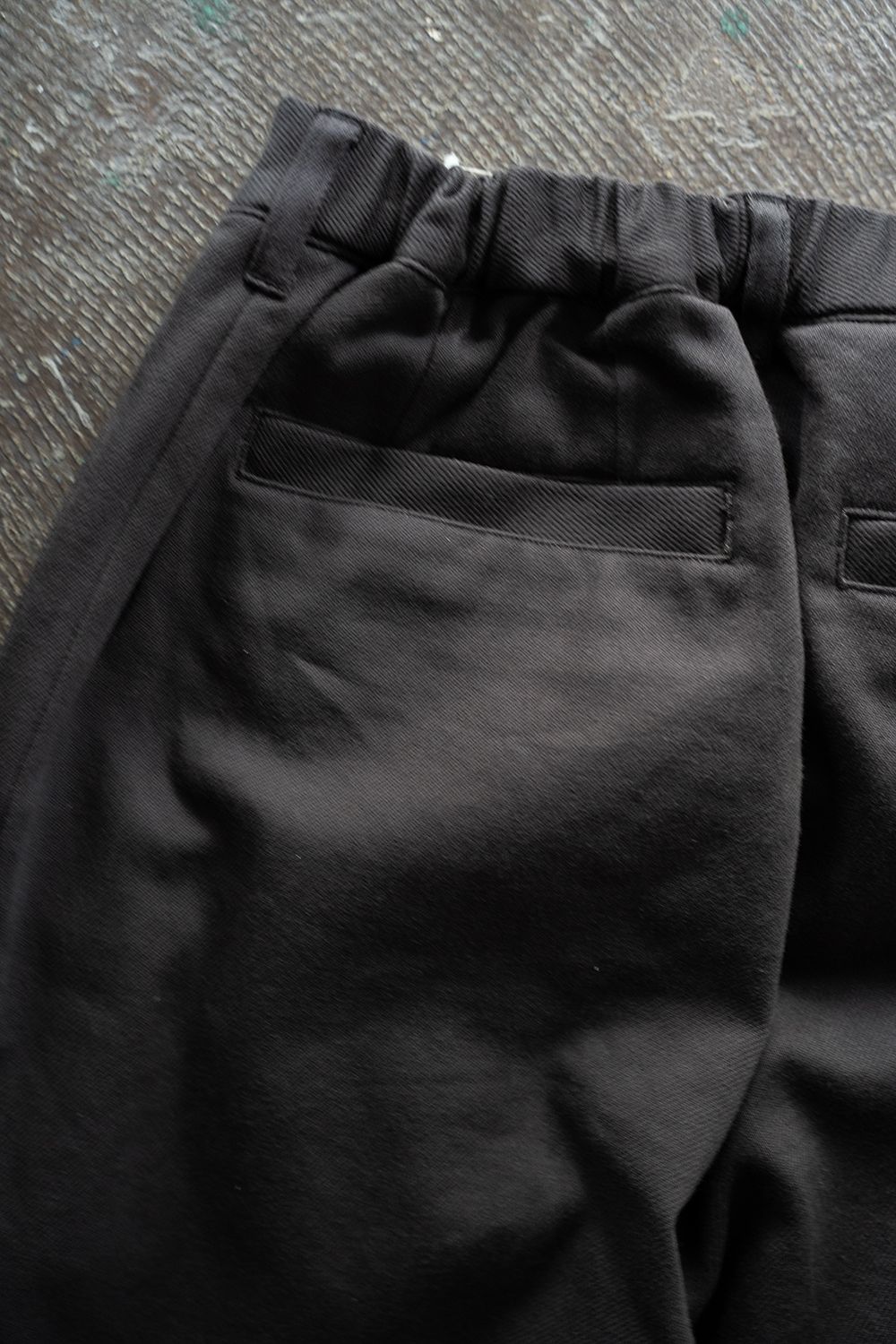 【25AW】ディープタックコットンツイルテーパードパンツ(CHARCOAL)