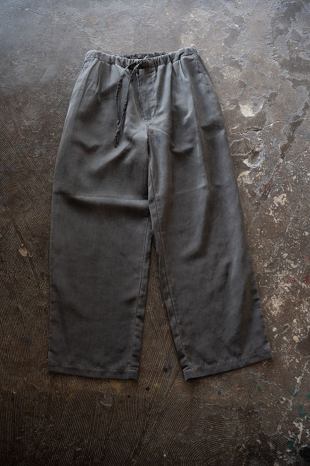 【26SS】ピグメントプリントタックイージーパンツ(DUSTY GREY)