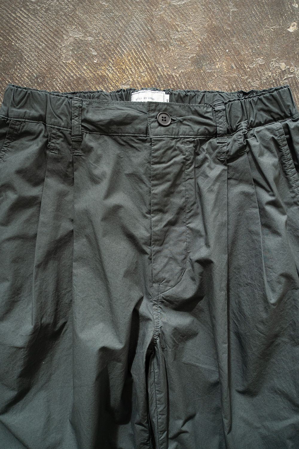 【ラスト1点】【25SS】ガーメントダイ2タックワイドテーパードパンツ(GREEN CHARCOAL)