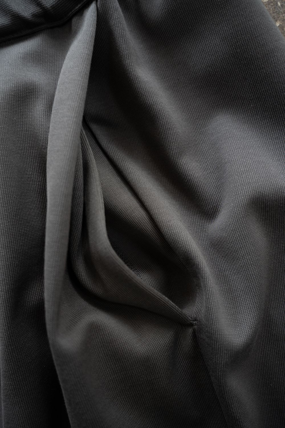 【26SS】コットンジャージータックイージーパンツ(CHARCOAL)