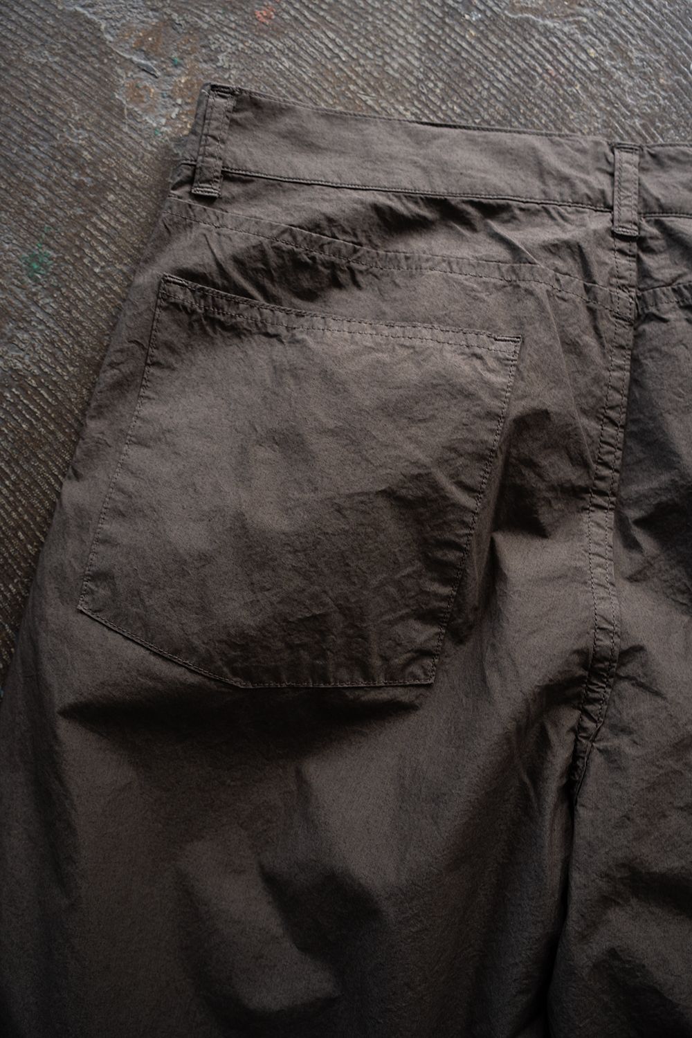 【26SS】ガーメントダイワンタックパンツ(BROWN CHARCOAL)