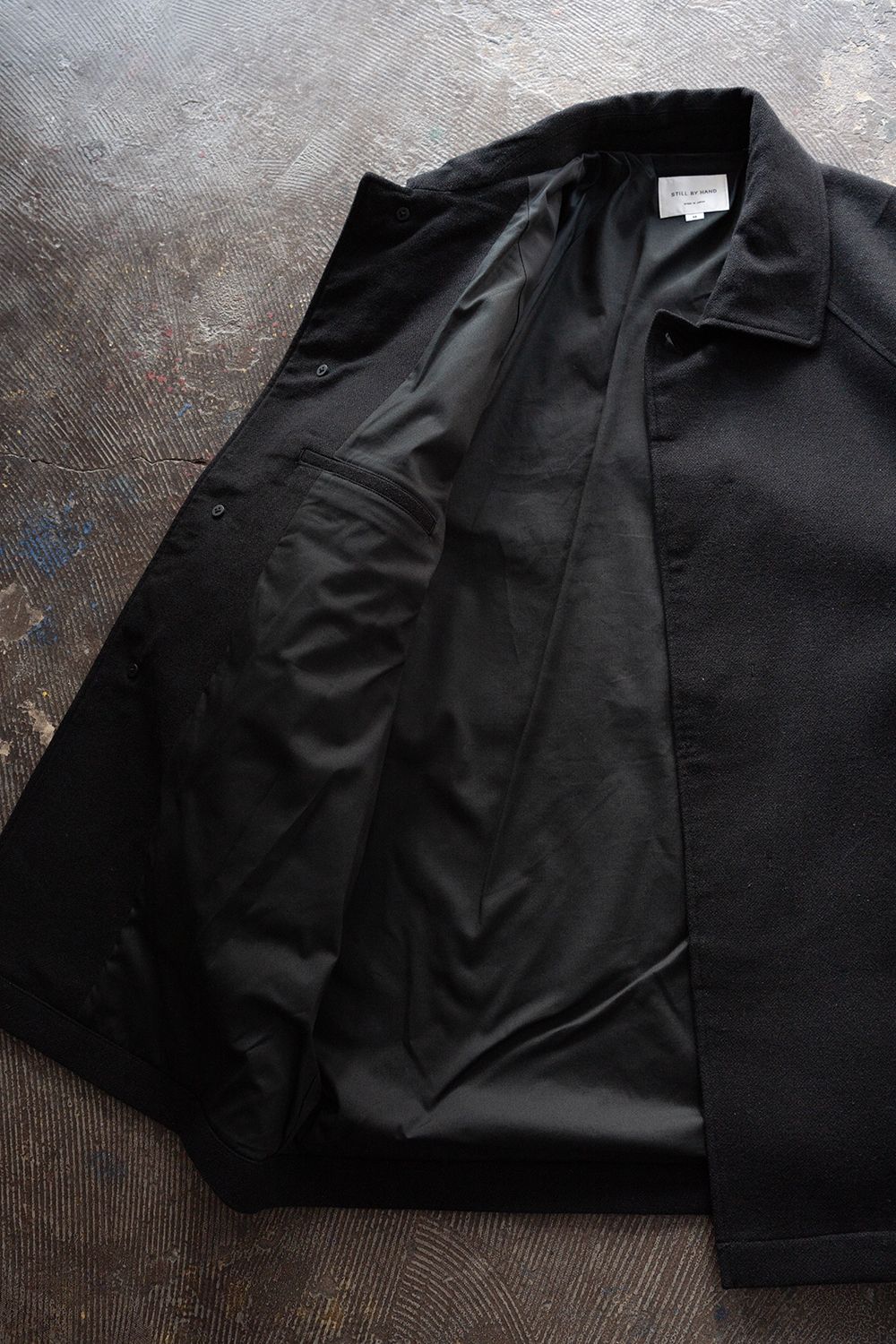 【26AW】ウール×シルクステンカラーハーフコート(BLACK)