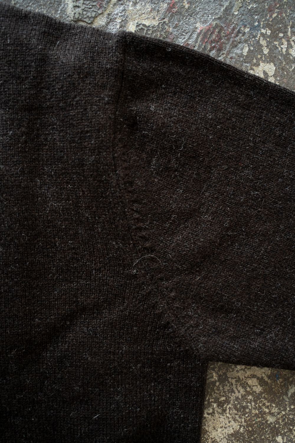 【26AW】ダメージクルーネックカーディガン(DARK BROWN)