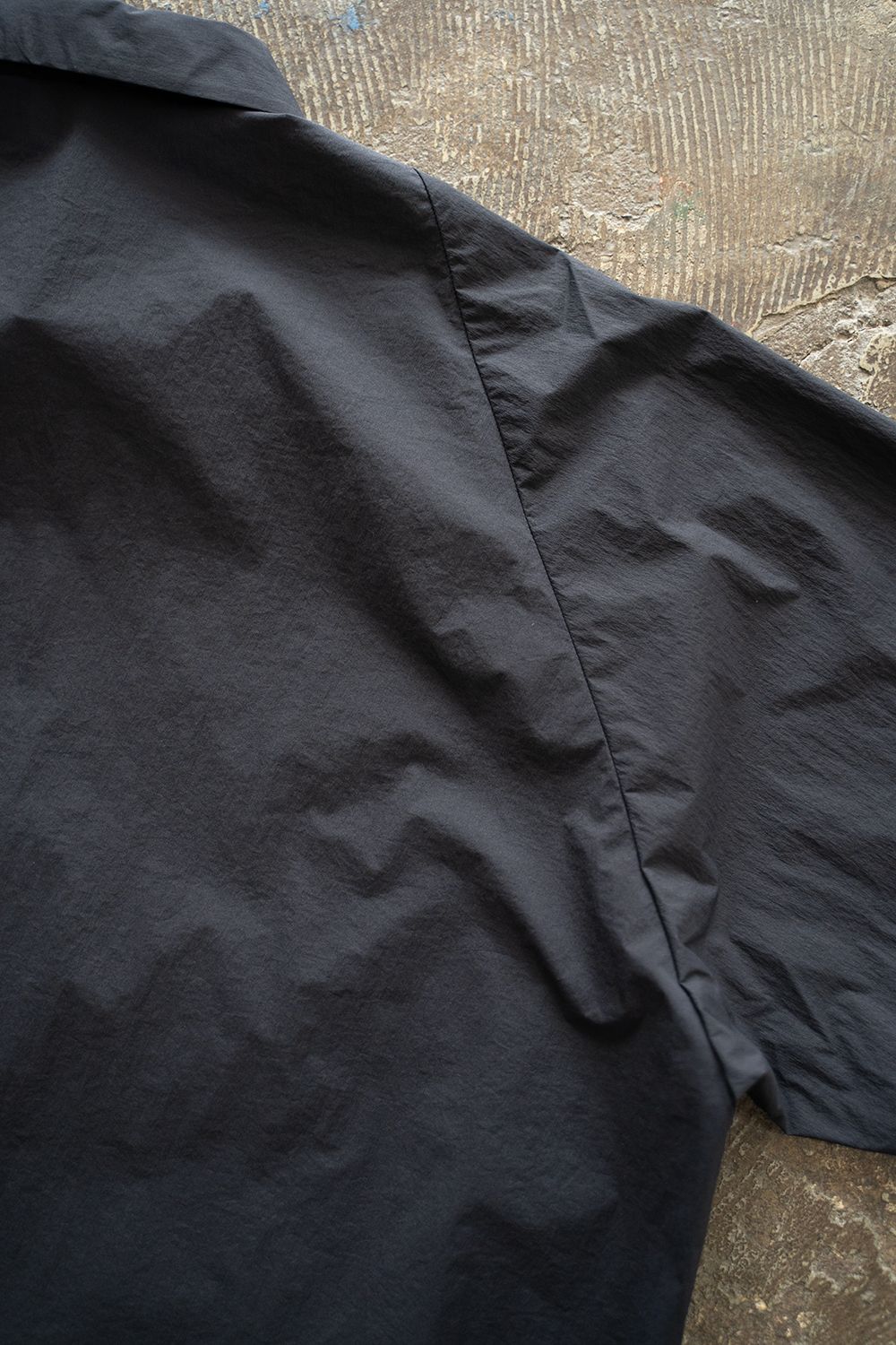 【ラスト1点】【25SS】ストレッチナイロン変形スリーブ半袖シャツ(NAVY)