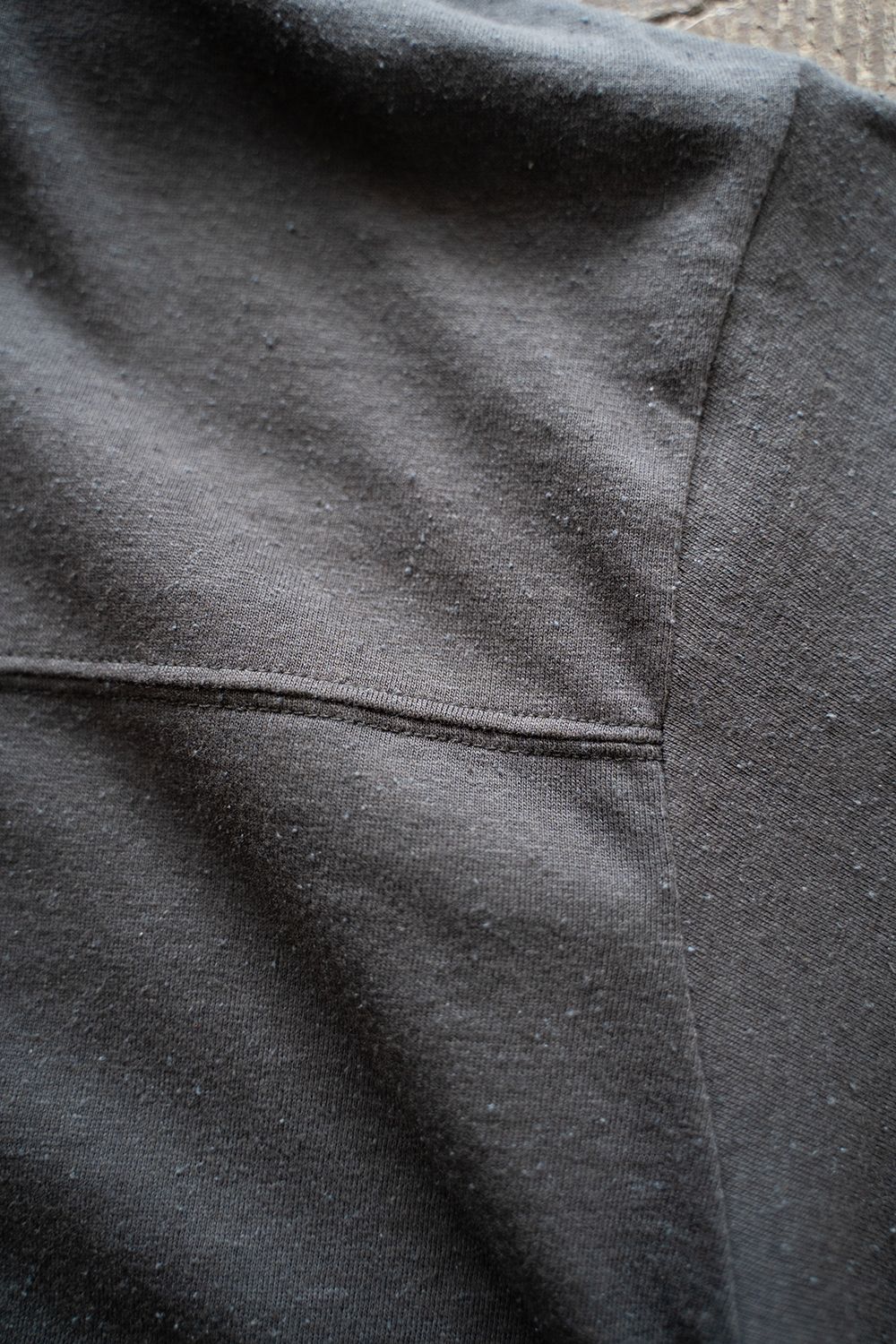 【ラスト1点】【24SS】シルク混フットボールTシャツ(CHARCOAL)