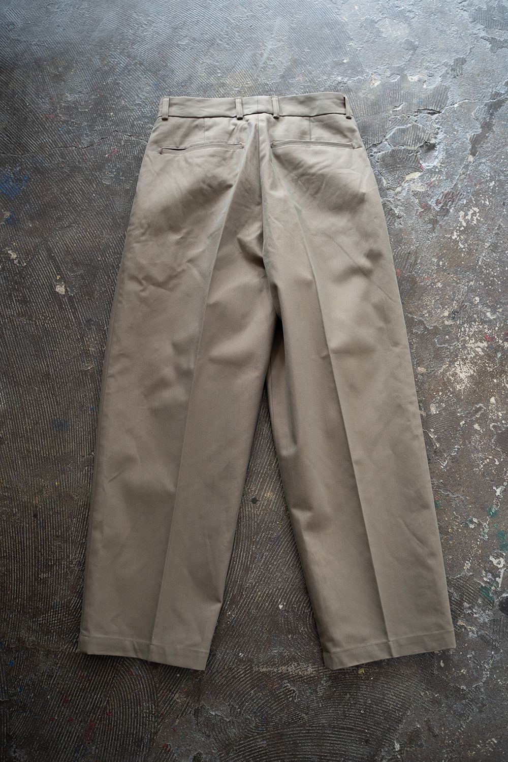 【24AW】2タックセンタープレスシャンブレースラックス(OLIVE)