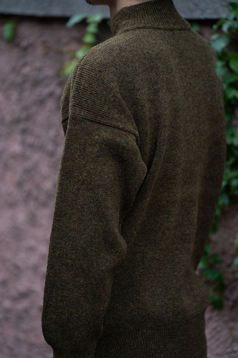 176cm、58kgの細身男性でLサイズを着用しております。