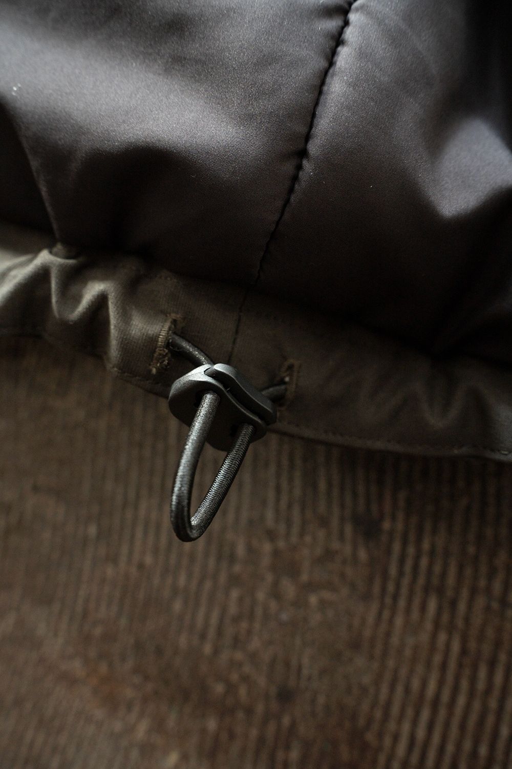 【26AW】シンサレートフーデッドブルゾン(CHARCOAL)