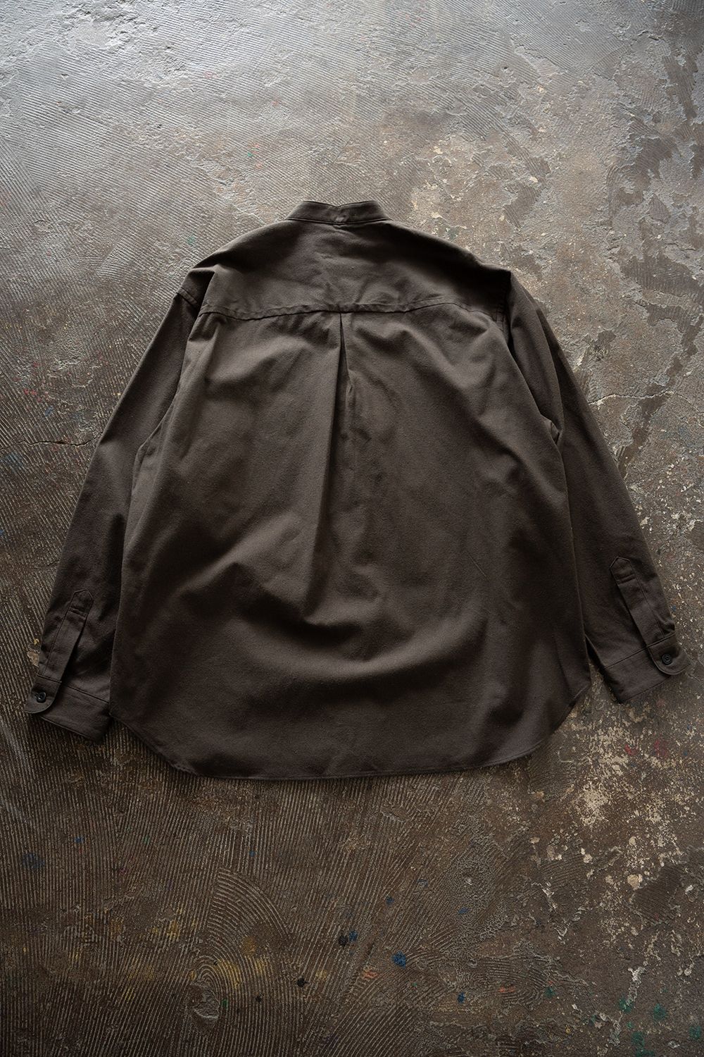 【26AW】コットン×シルクバンドカラーシャツ(BROWN CHARCOAL)