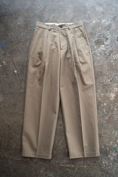 【24AW】2タックセンタープレスシャンブレースラックス(OLIVE)