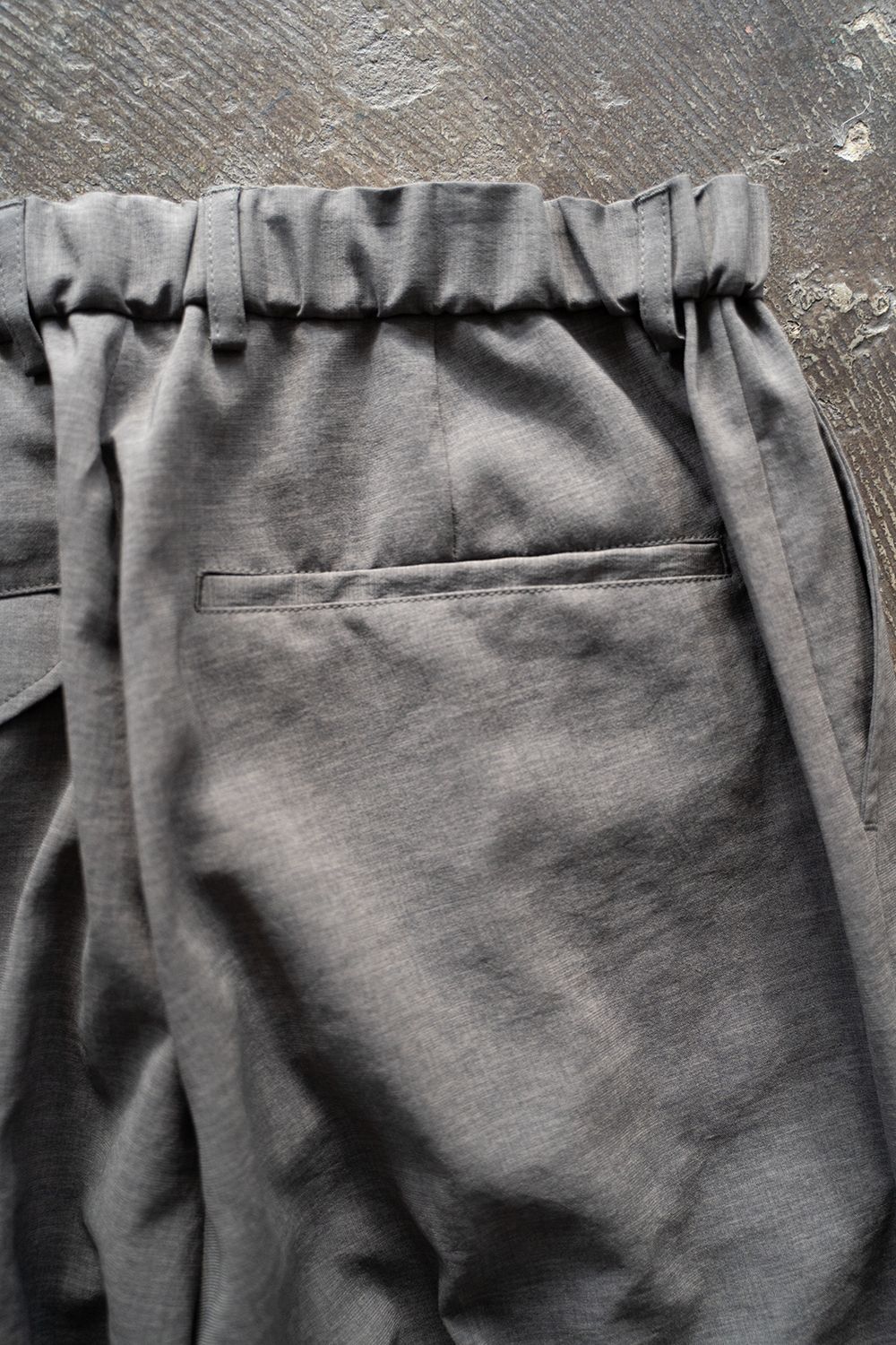 【ラスト1点】【24SS】強撚ポリエステルタックイージースラックス(GRAY)