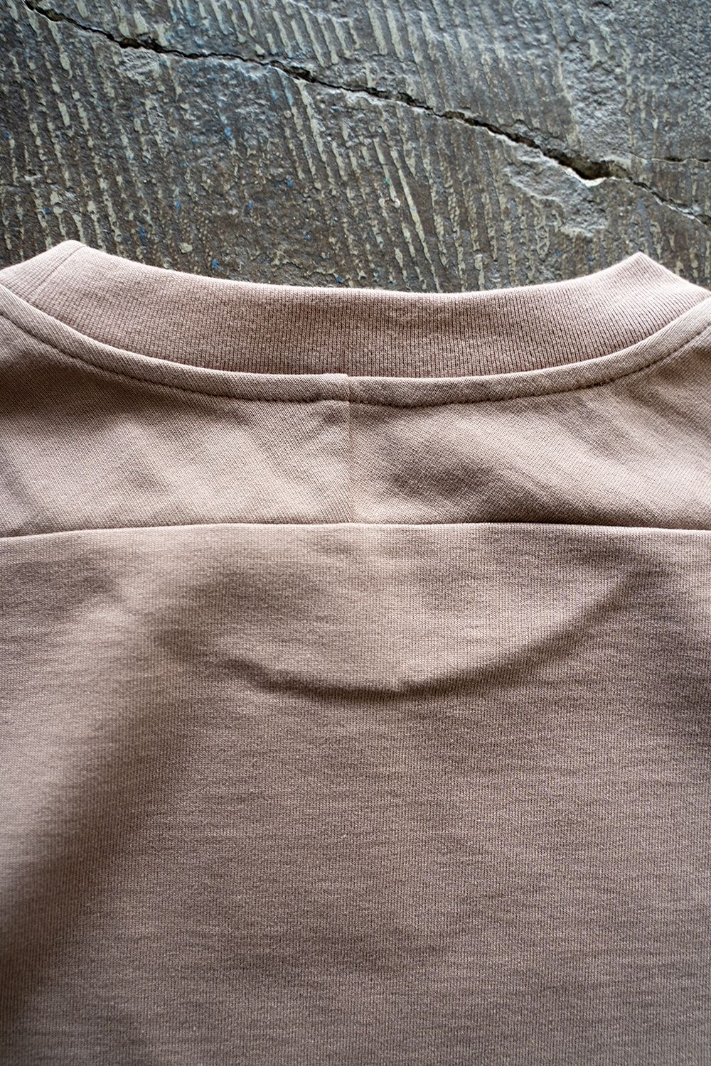 【ラスト1点】【22SS】オーガニックスビンコットンスプリットヨークTシャツ(DUSTY BROWN)