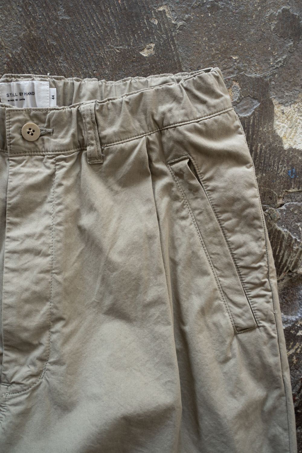 【25AW】ガーメントダイディープタックテーパードパンツ(GREIGE)