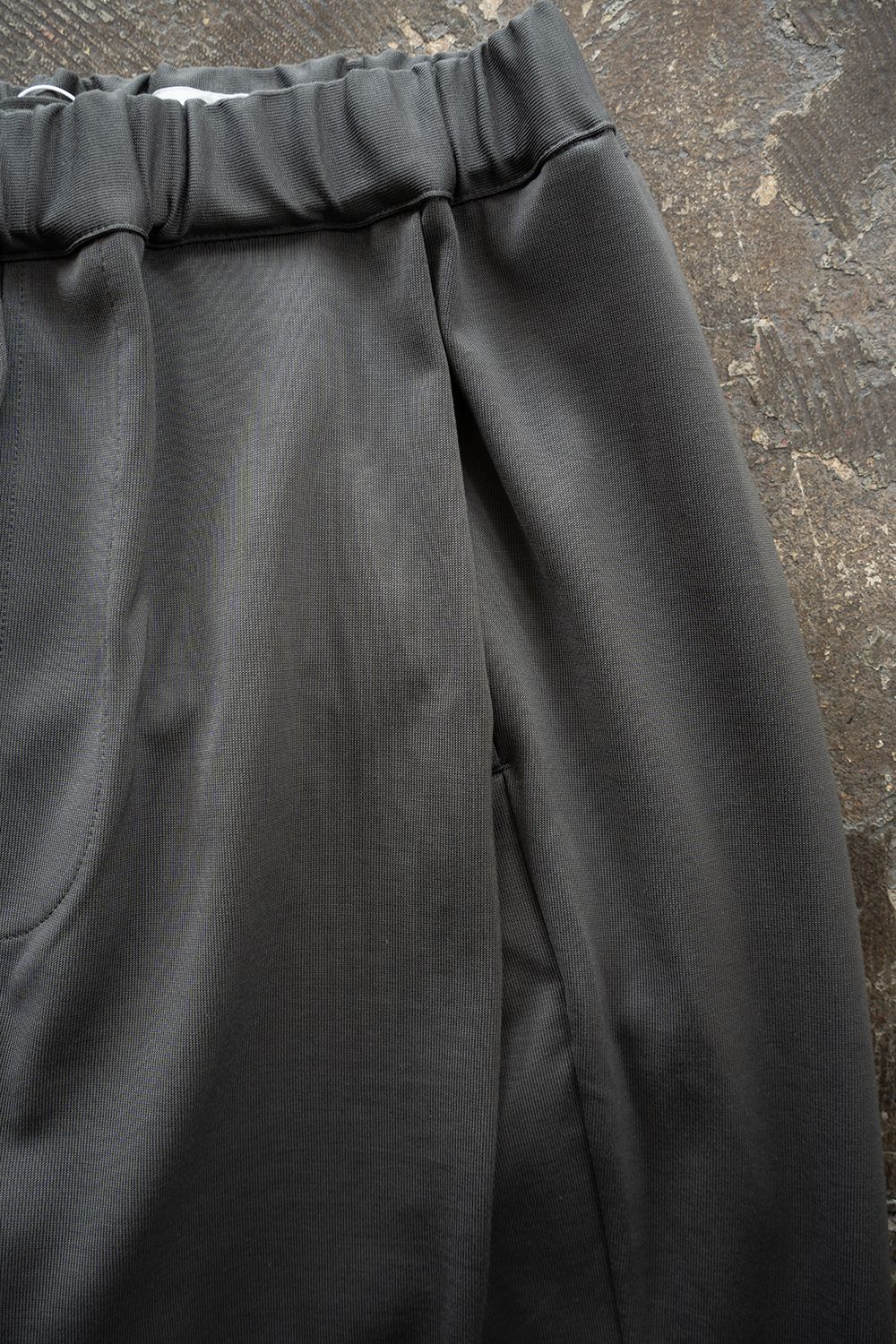【26SS】コットンジャージータックイージーパンツ(CHARCOAL)