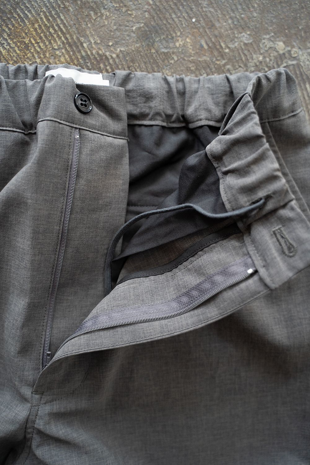 【ラスト1点】【24SS】強撚ポリエステルニータックイージーパンツ(GRAY)
