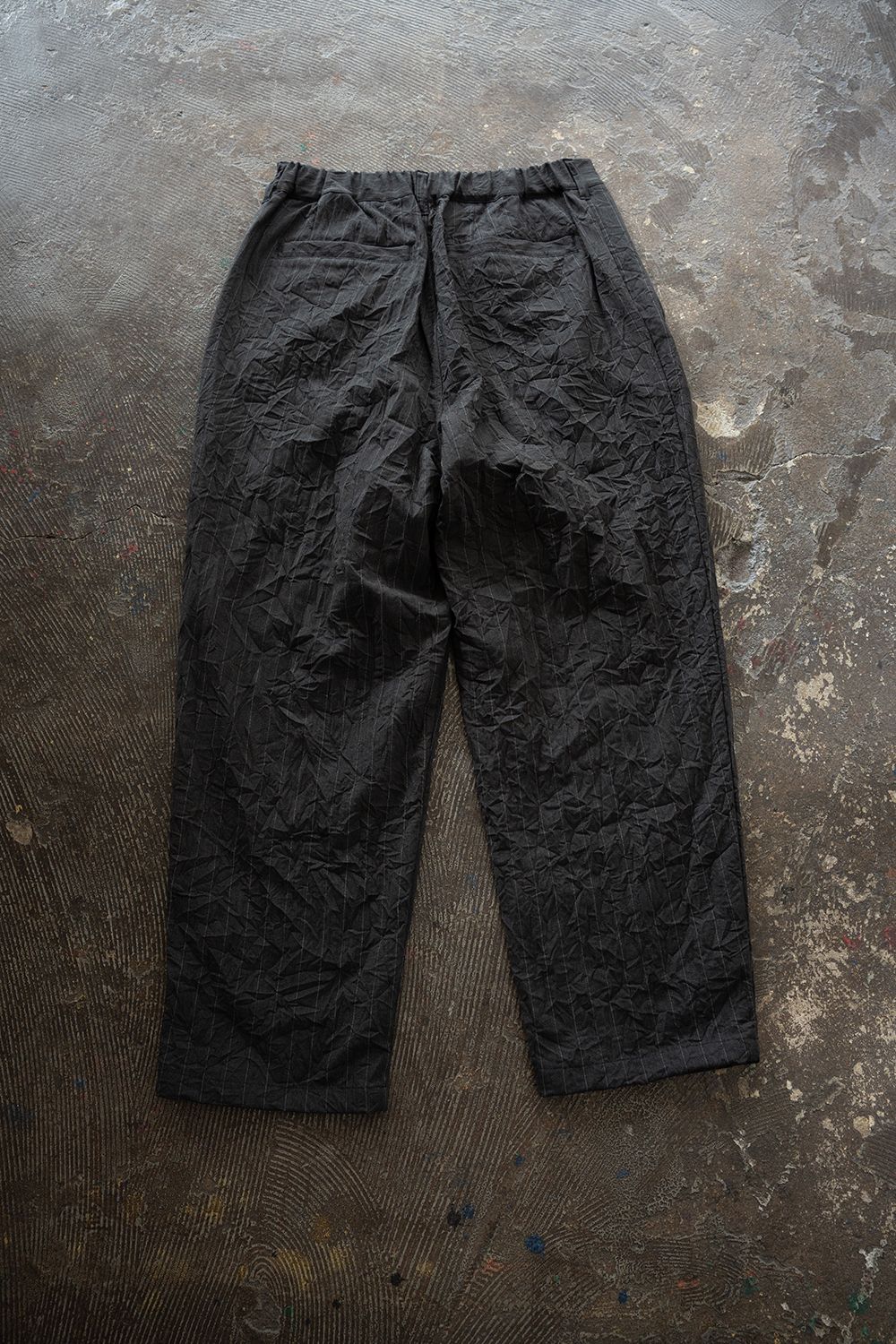 【26AW】先染めポリエステルタックテーパードパンツ(CHARCOAL)
