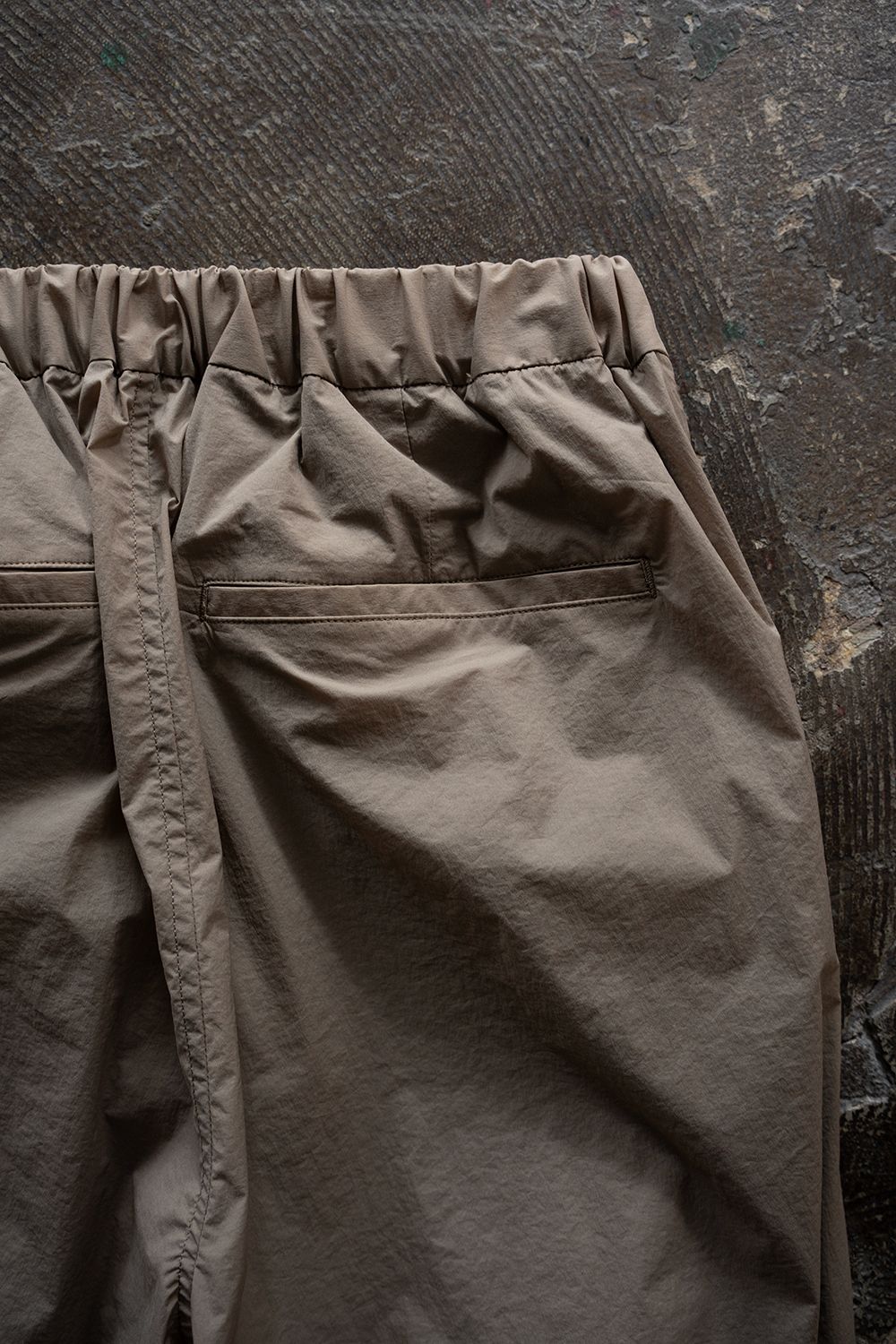 【26SS】ストレッチナイロンテーパードパンツ(GREIGE)