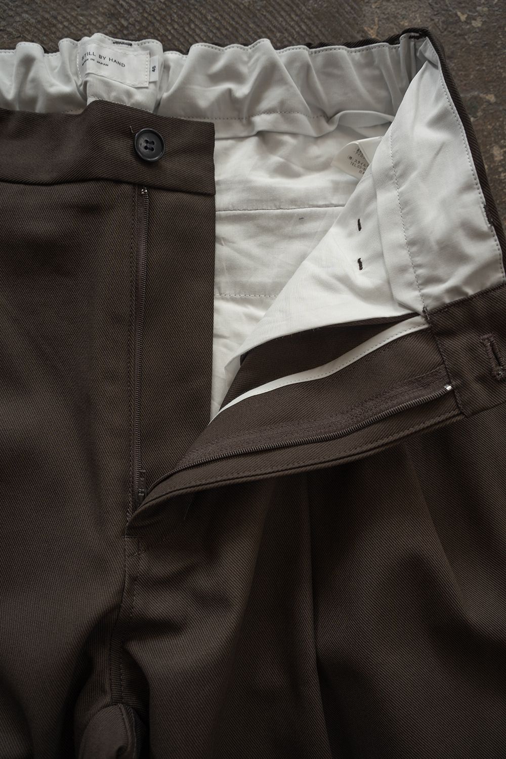 【26AW】コットンツイル2タックテーパードパンツ(DARK BROWN)