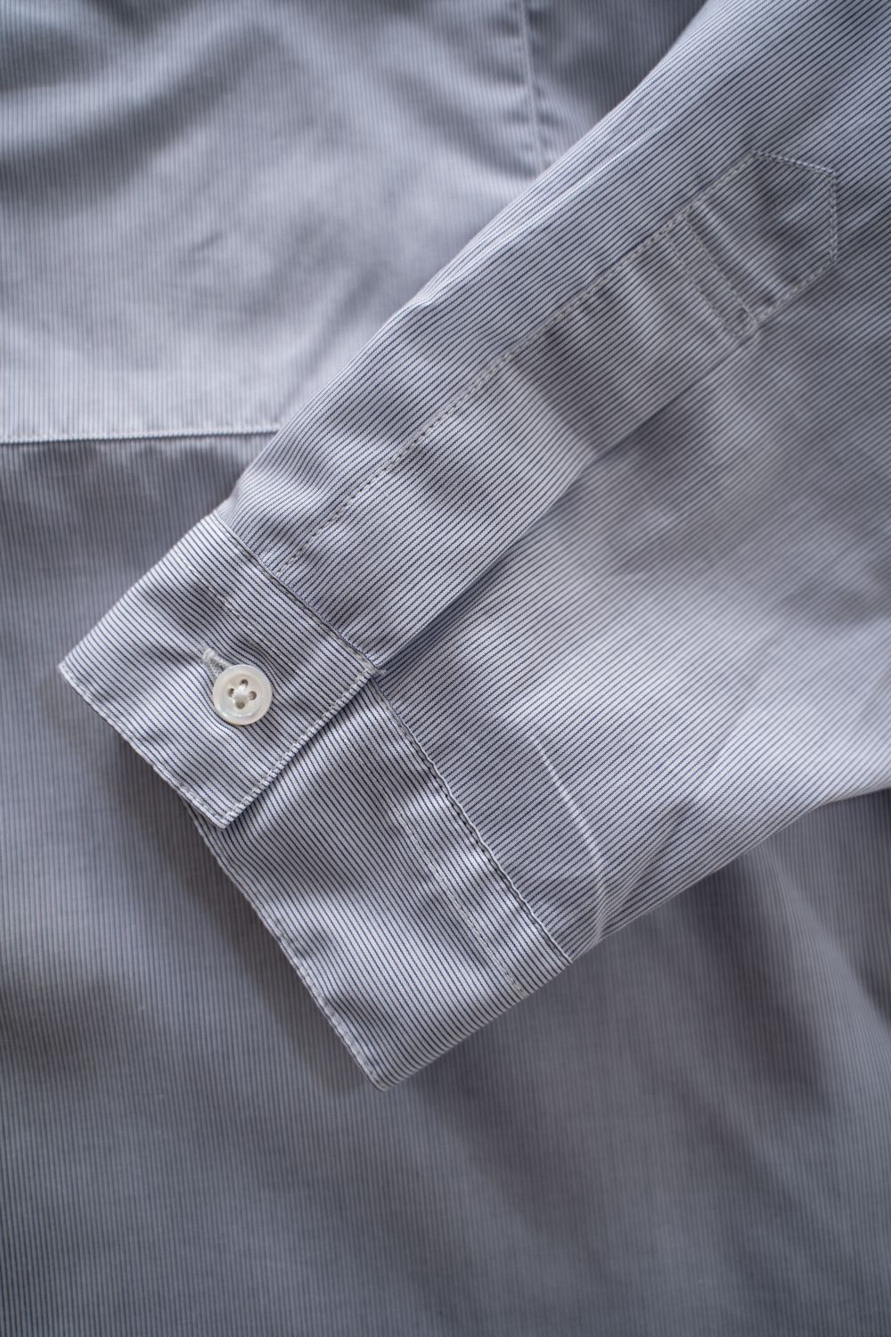 【26SS】両胸ポケットバンドカラーストライプシャツ(GREY)