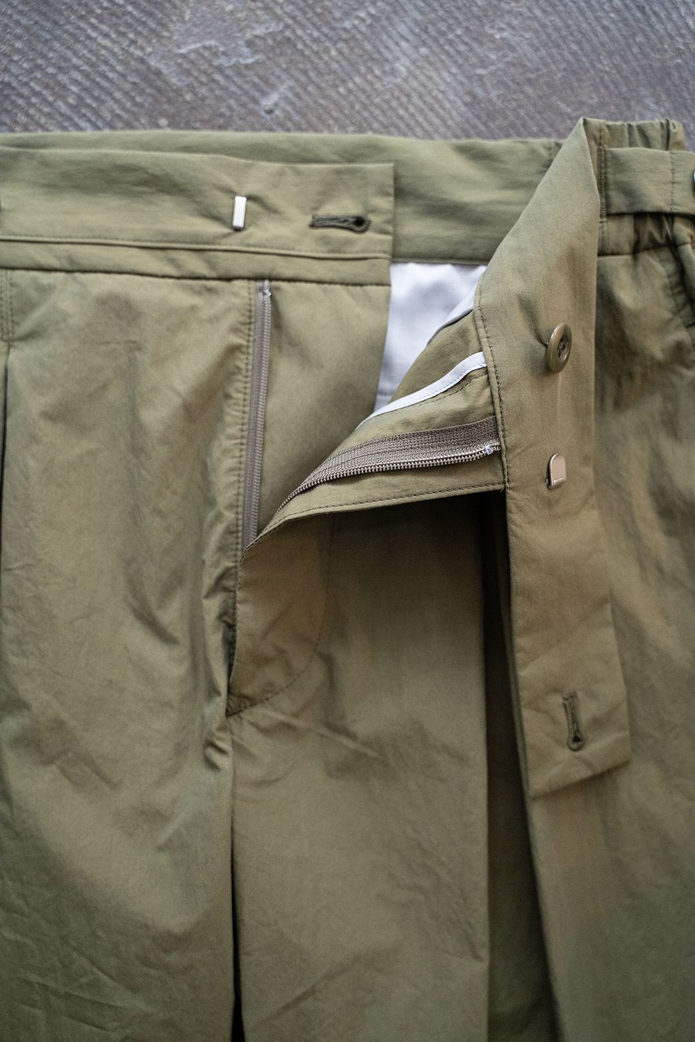 【ラスト1点】2-Tack Cotton-Nylon Trousers/2タックコットンナイロントラウザーズ(OLIVE)